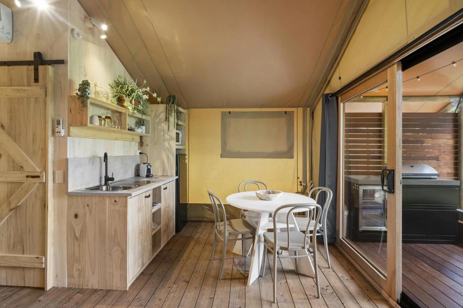 Dining area in Ingenia Holidays Byron Bay