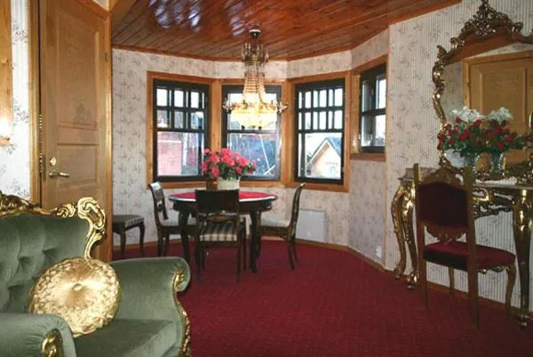 Communal lounge/ TV room in Hotel Villa Antonius