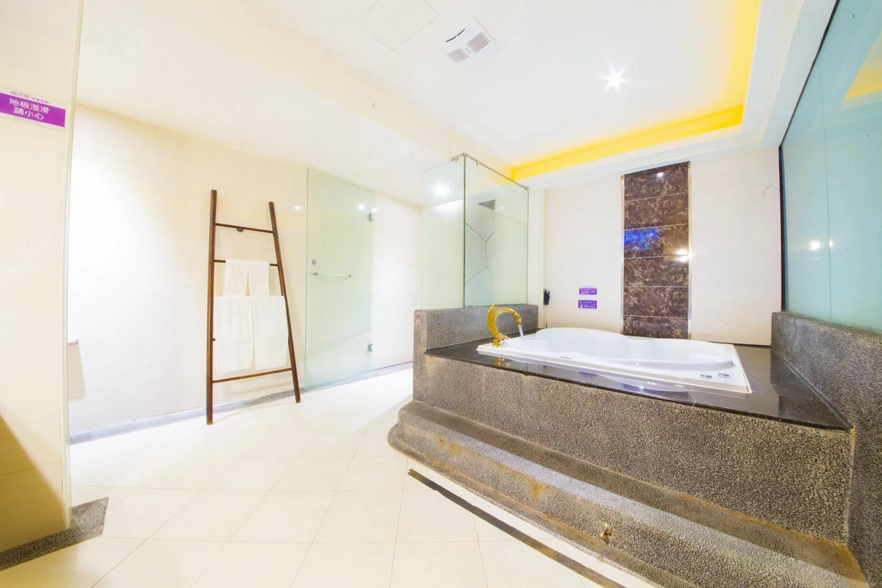 towels, Bed in Wsb Motel-Rende