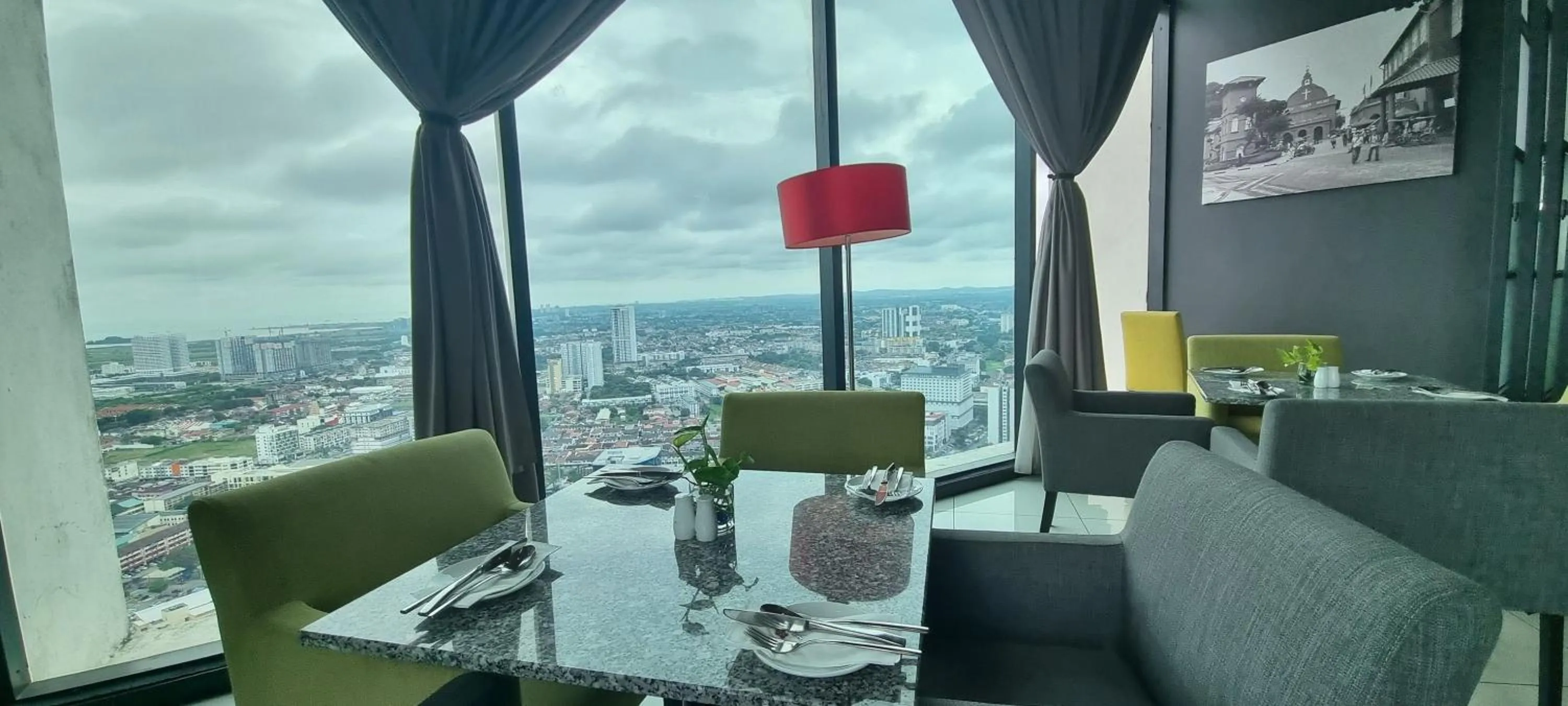 Restaurant/places to eat in The Shore Hotel & Residences