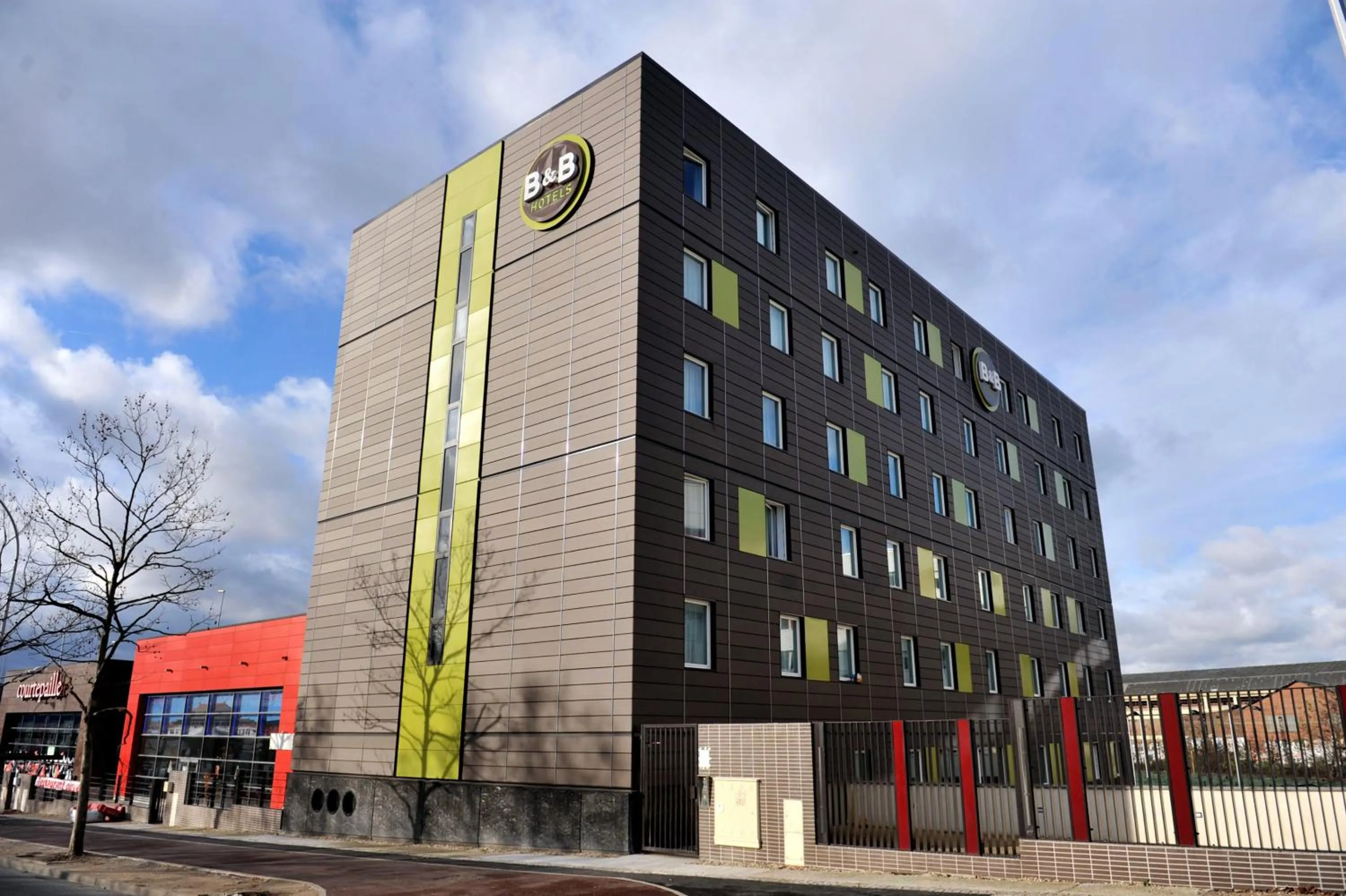 Facade/entrance in B&B HOTEL Paris Le Bourget