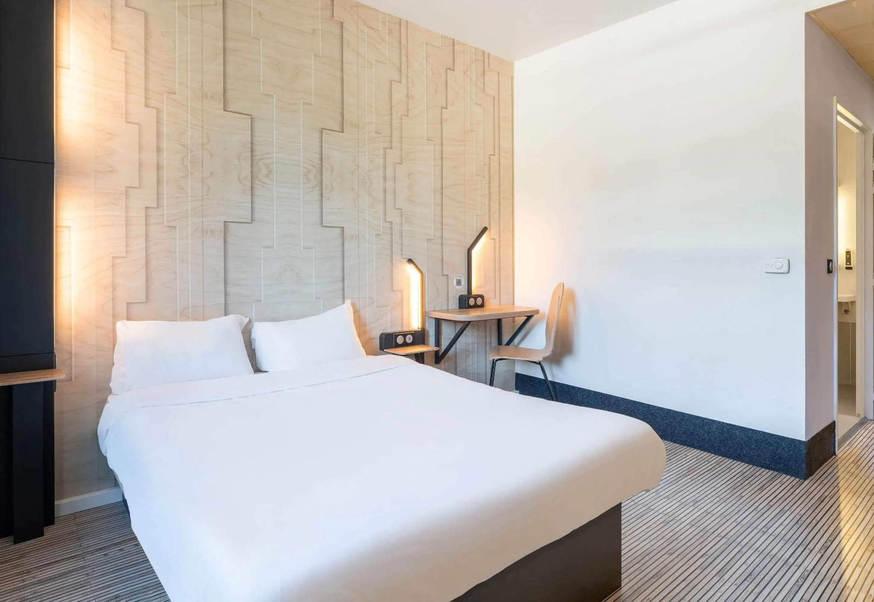 Bedroom, Bed in B&B HOTEL Lyon Ouest Tassin