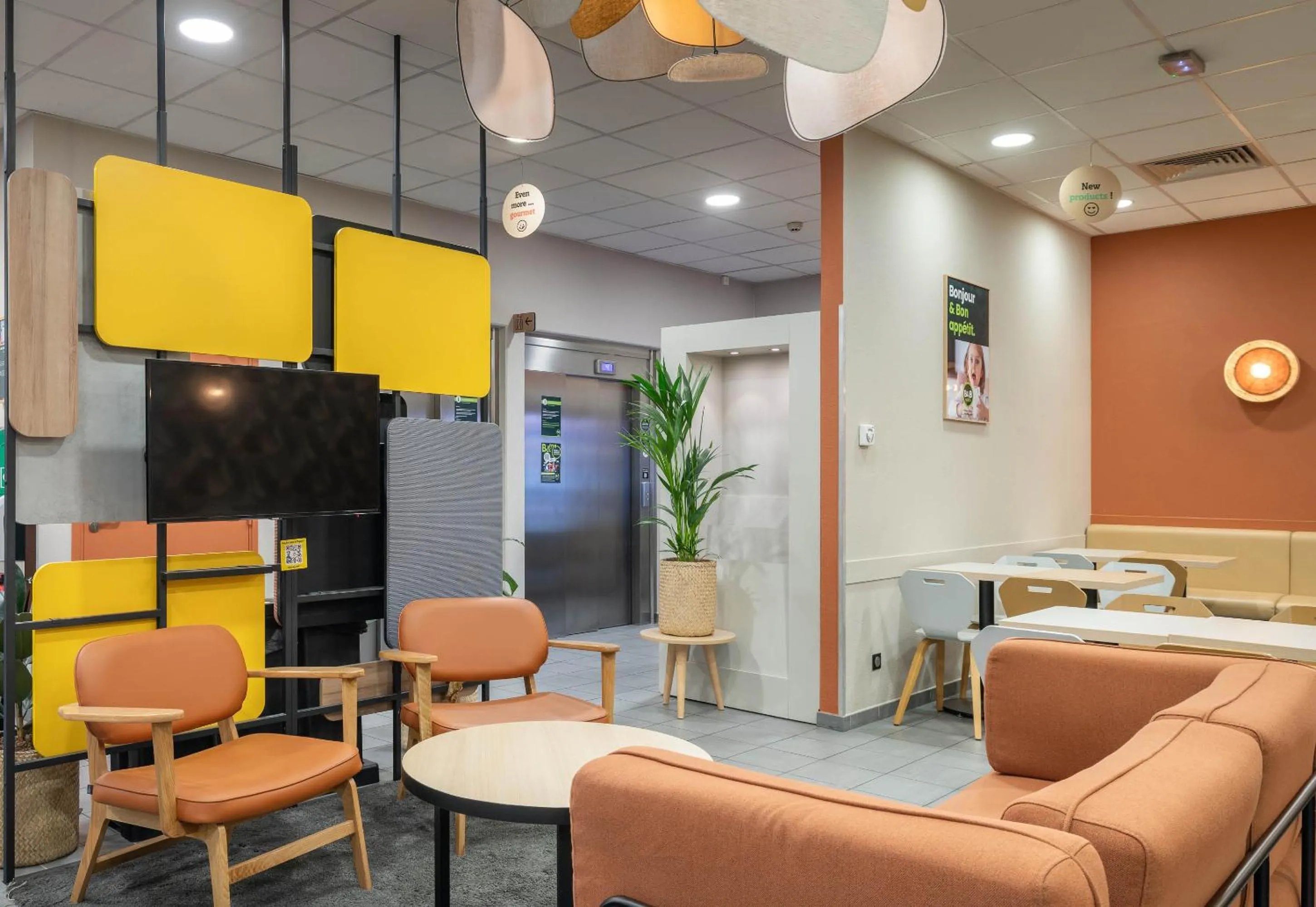 Communal lounge/ TV room in B&B HOTEL Lyon Ouest Tassin