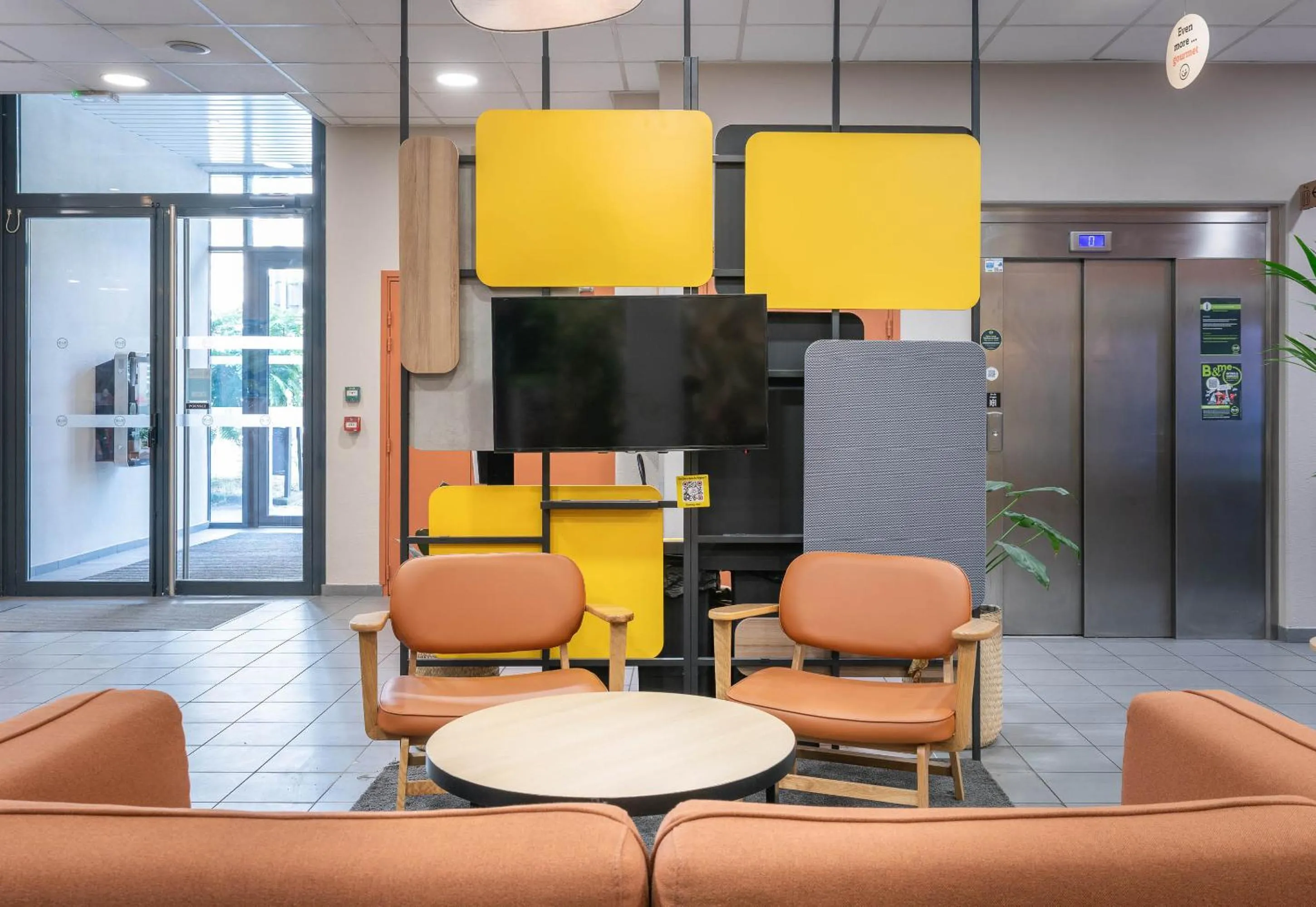 Communal lounge/ TV room in B&B HOTEL Lyon Ouest Tassin