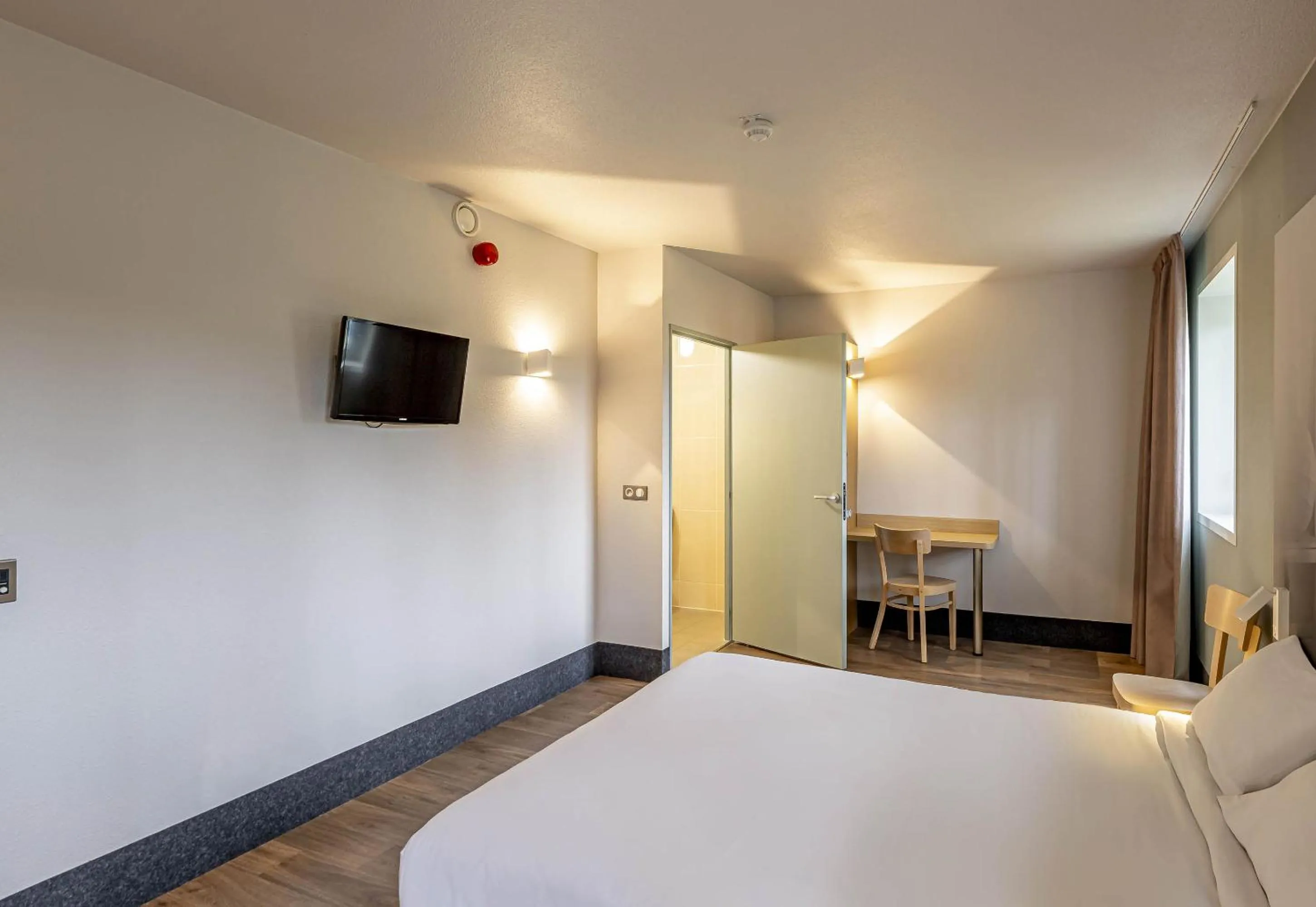 Bedroom, Bed in B&B HOTEL Arcachon Gujan-Mestras