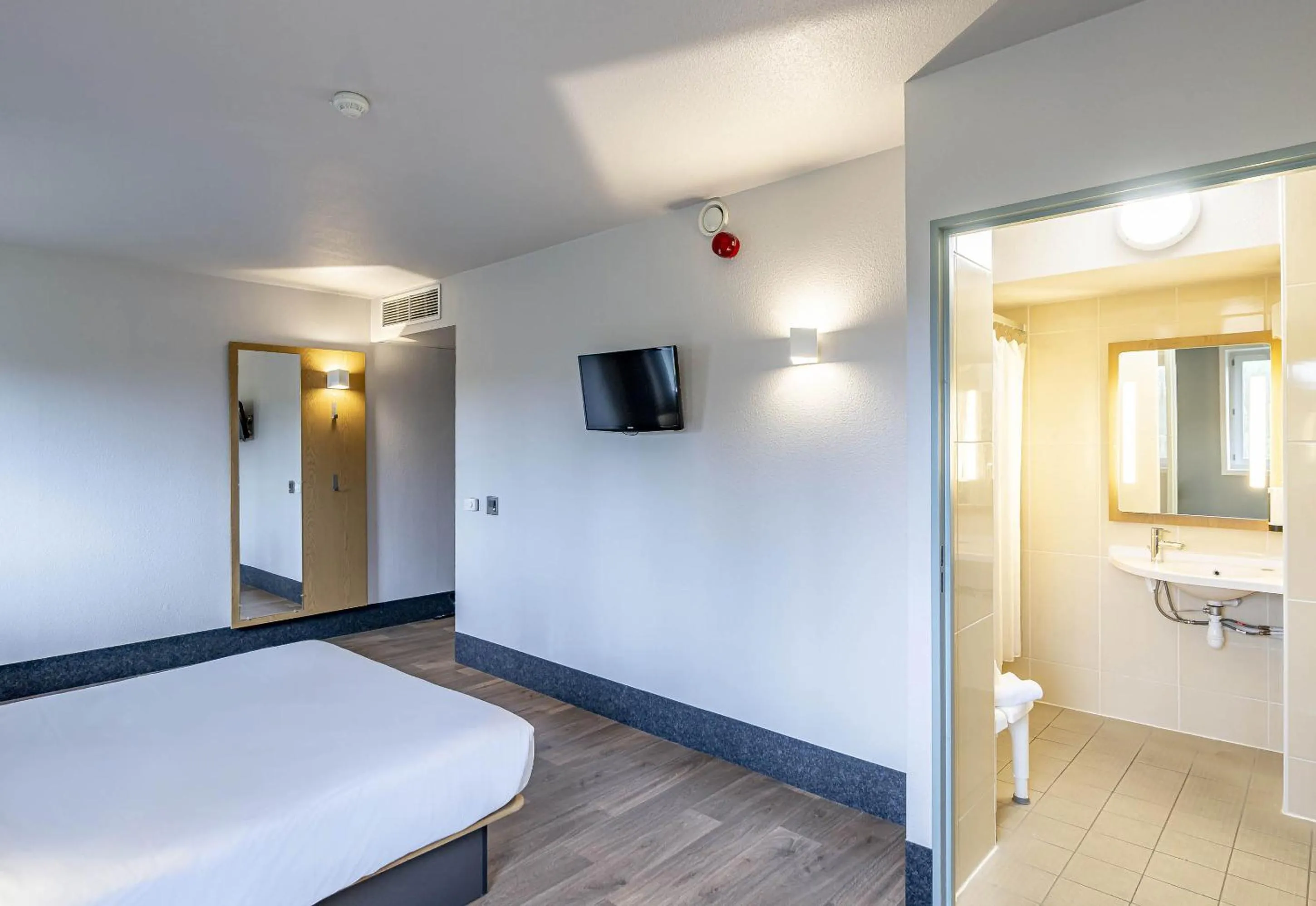 Bedroom, Bed in B&B HOTEL Arcachon Gujan-Mestras