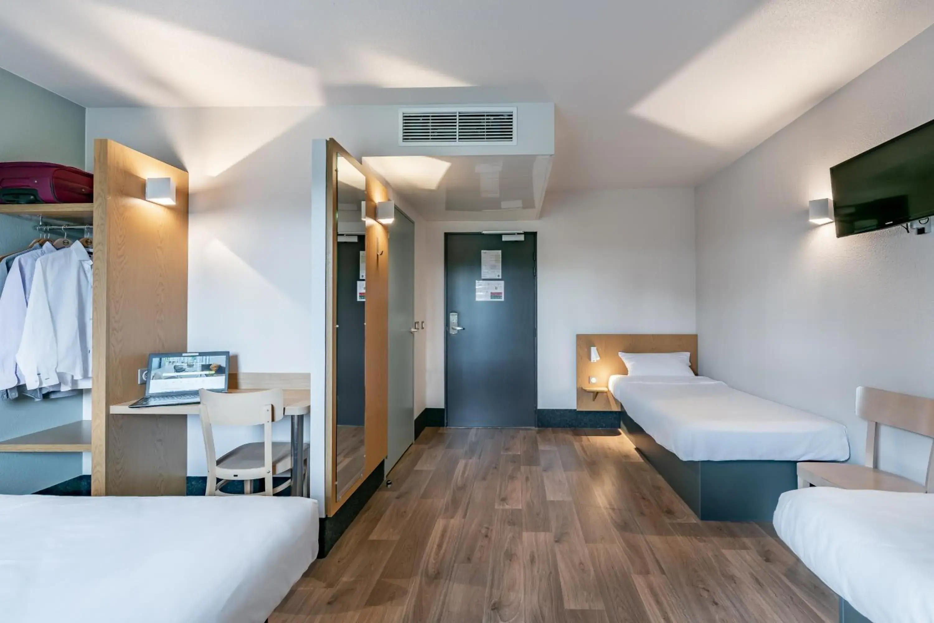 Quadruple Room in B&B HOTEL Arcachon Gujan-Mestras Quadruple Room in B&B HOTEL Arcachon Gujan-Mestras