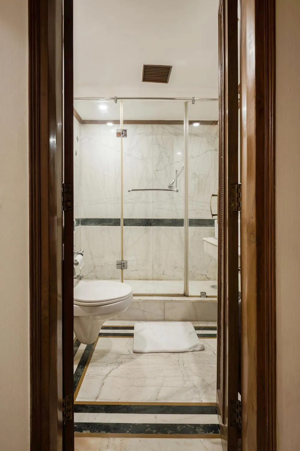 Shower in Hotel Kwality Regency
