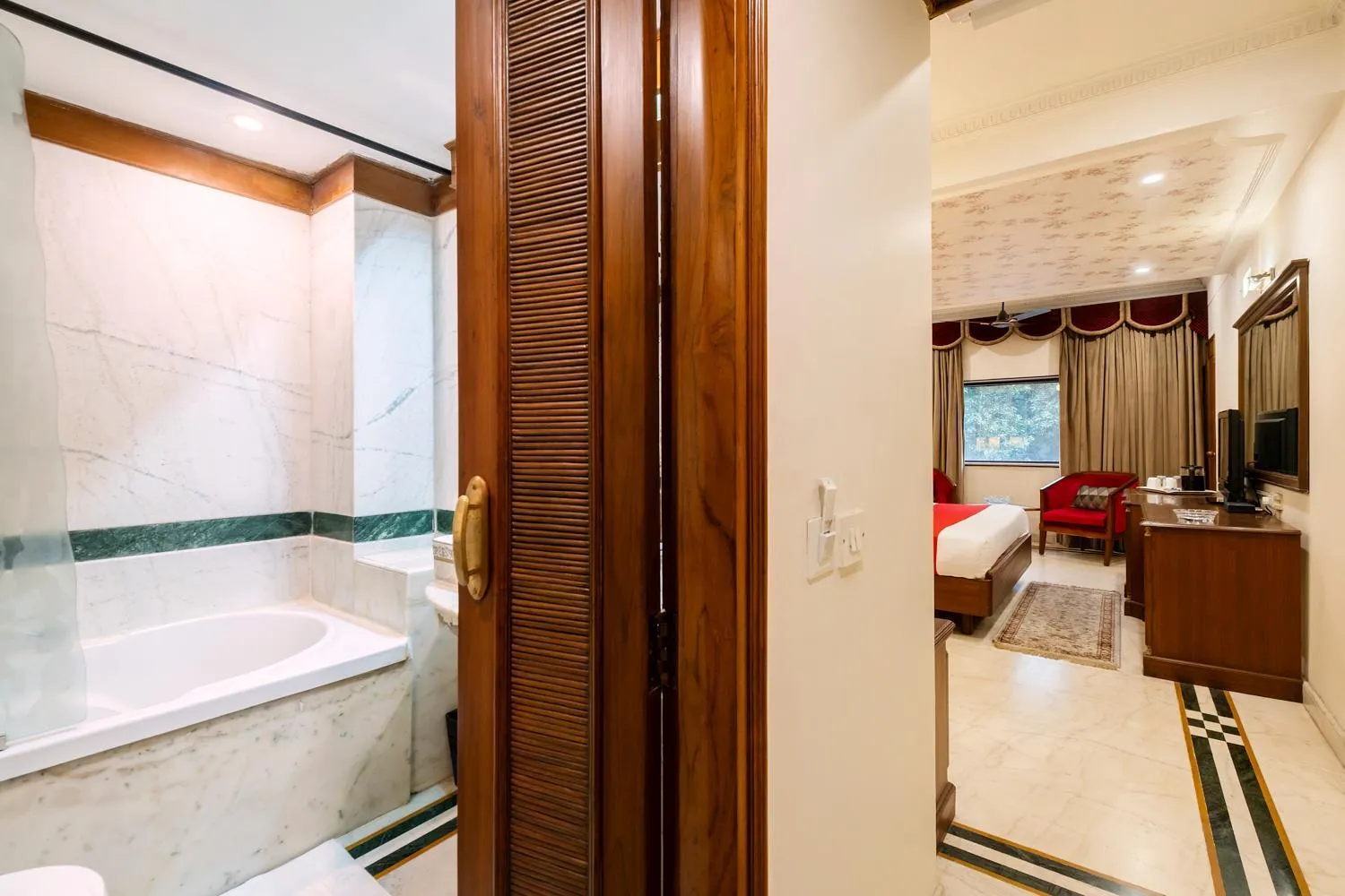 Bath, Bed in Hotel Kwality Regency