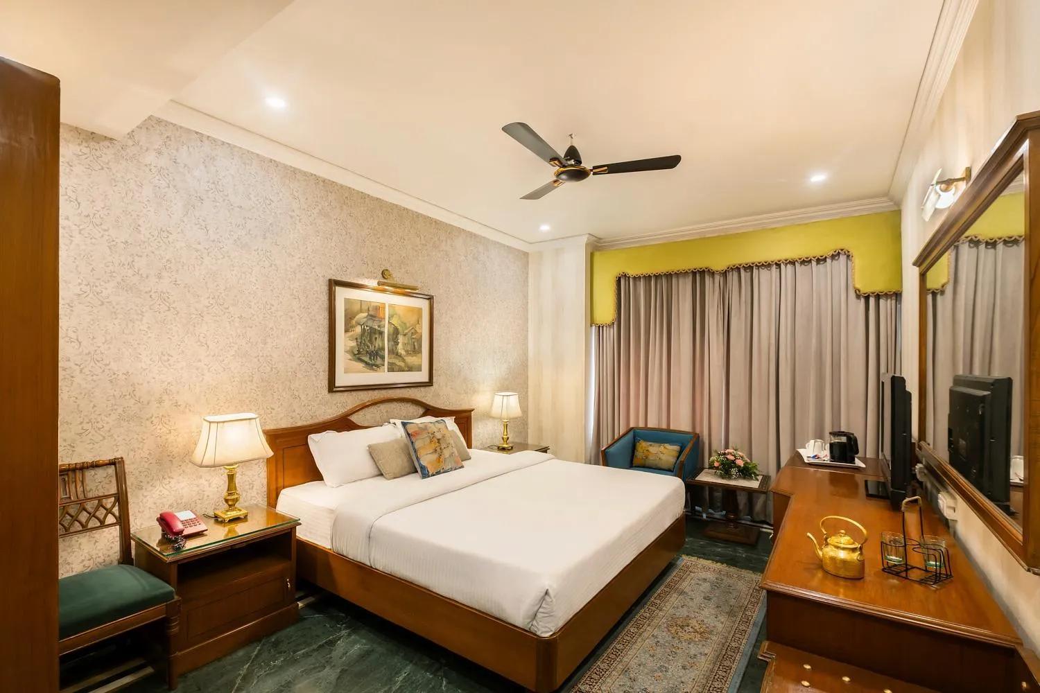 Bed in Hotel Kwality Regency