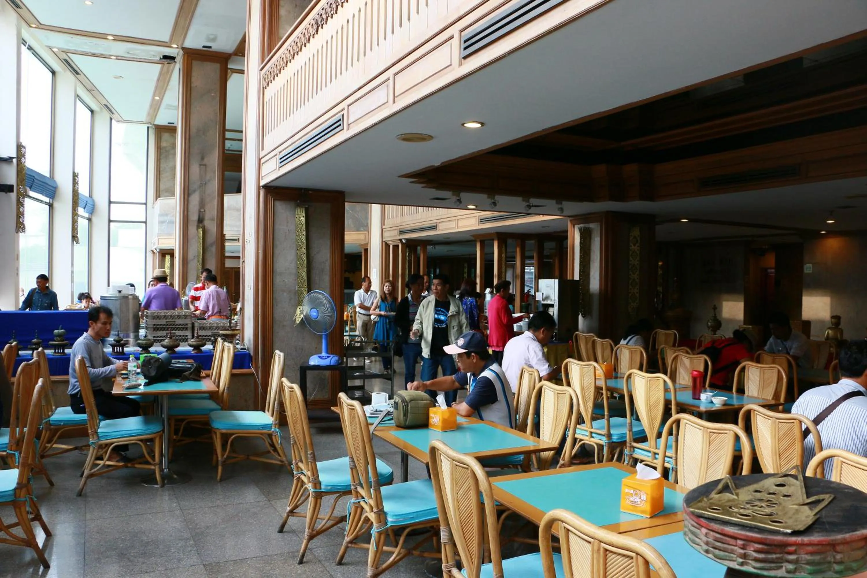 group of guests in Diamond River Ping Petch-Ngam Hotel