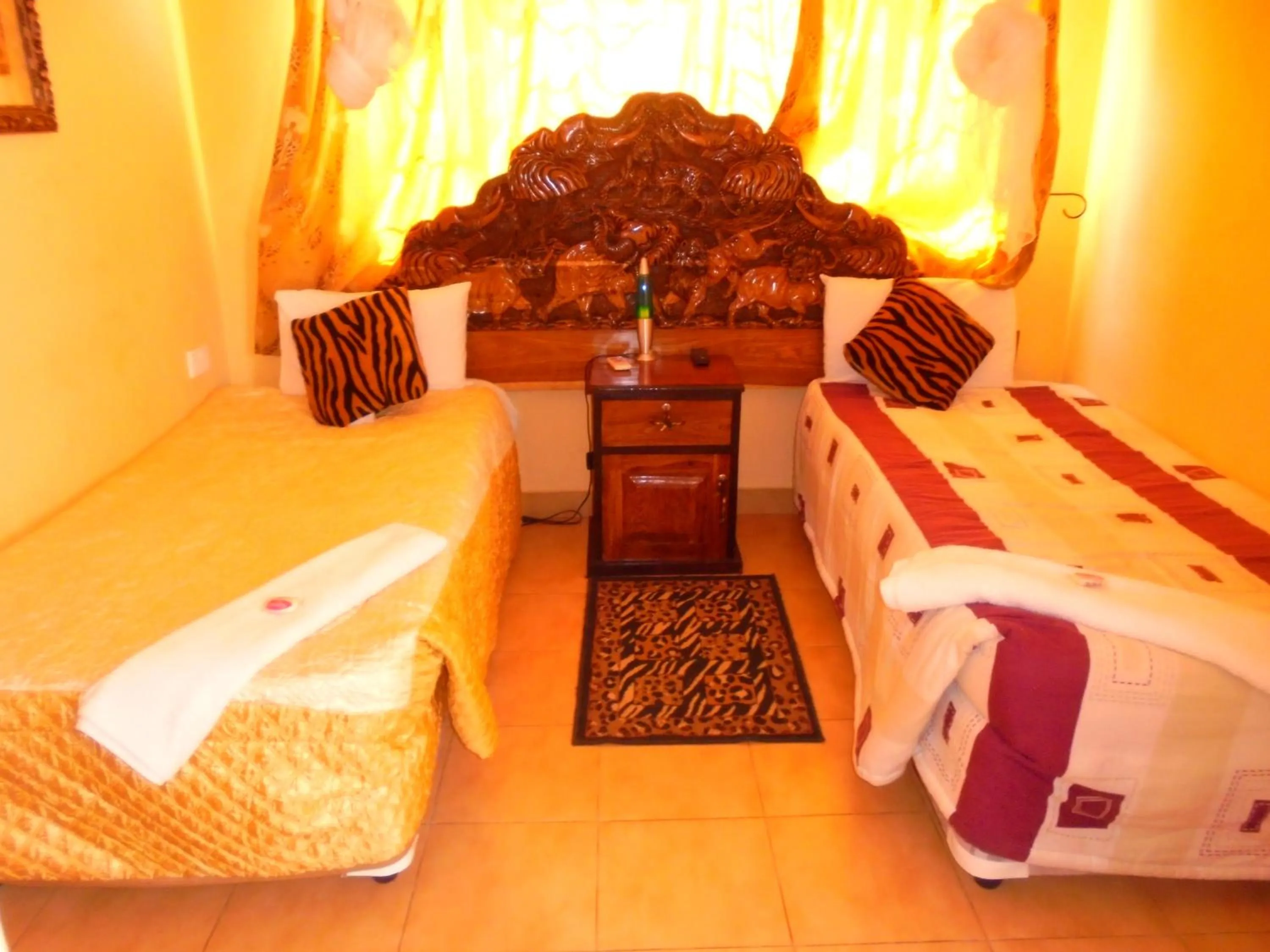 Photo of the whole room, Bed in White Rose Lodge