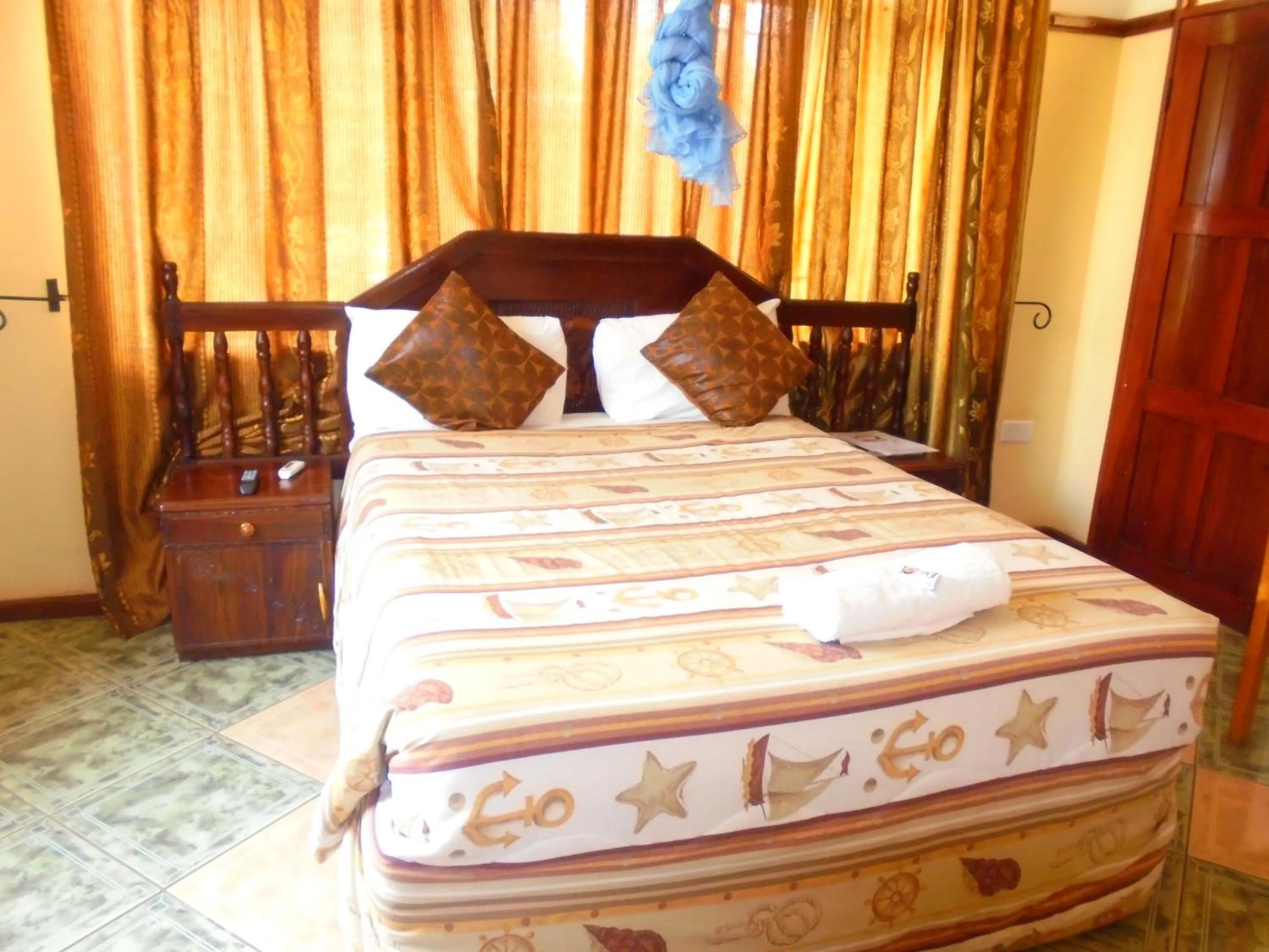 Photo of the whole room, Bed in White Rose Lodge