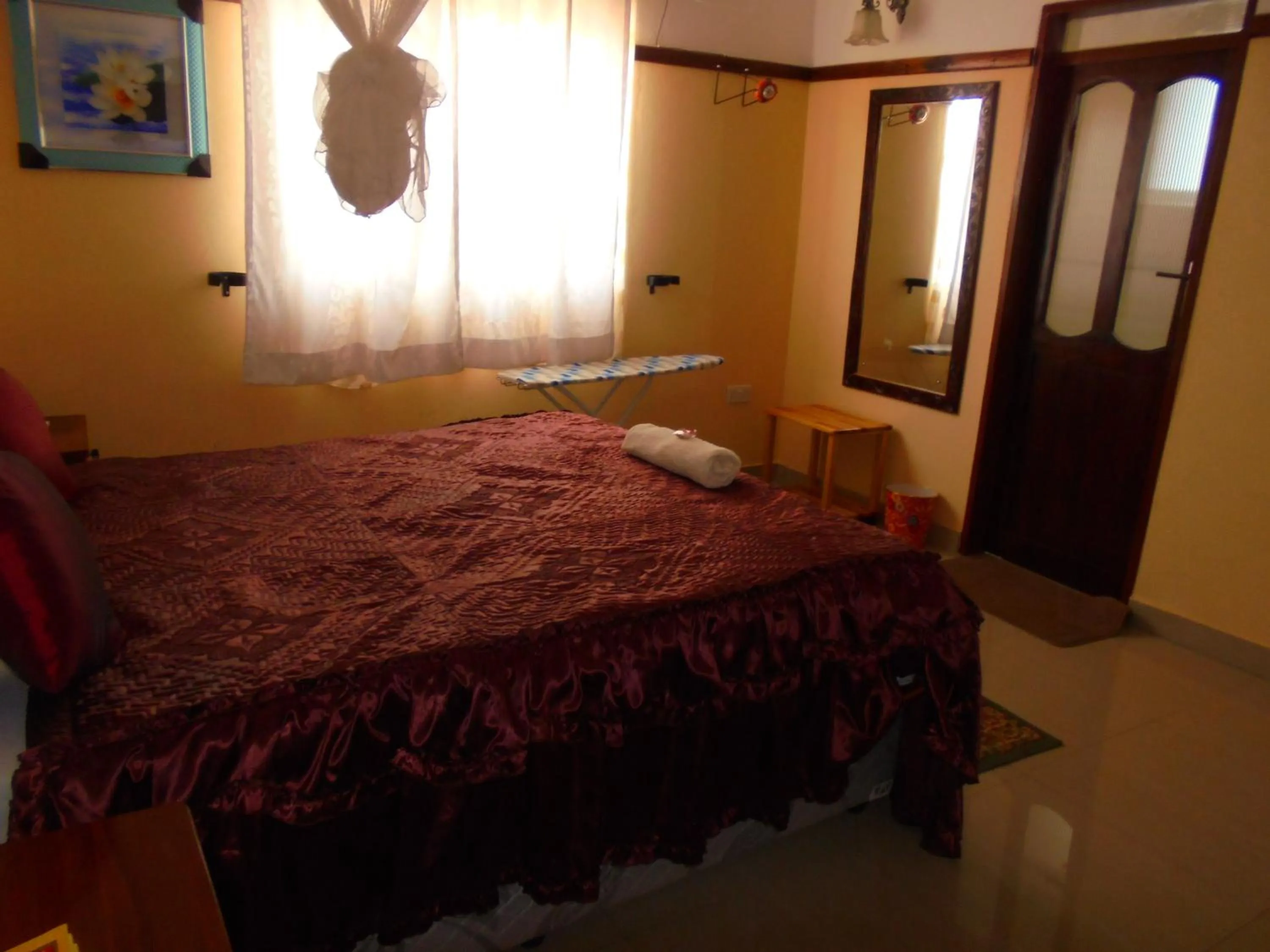 Photo of the whole room, Bed in White Rose Lodge