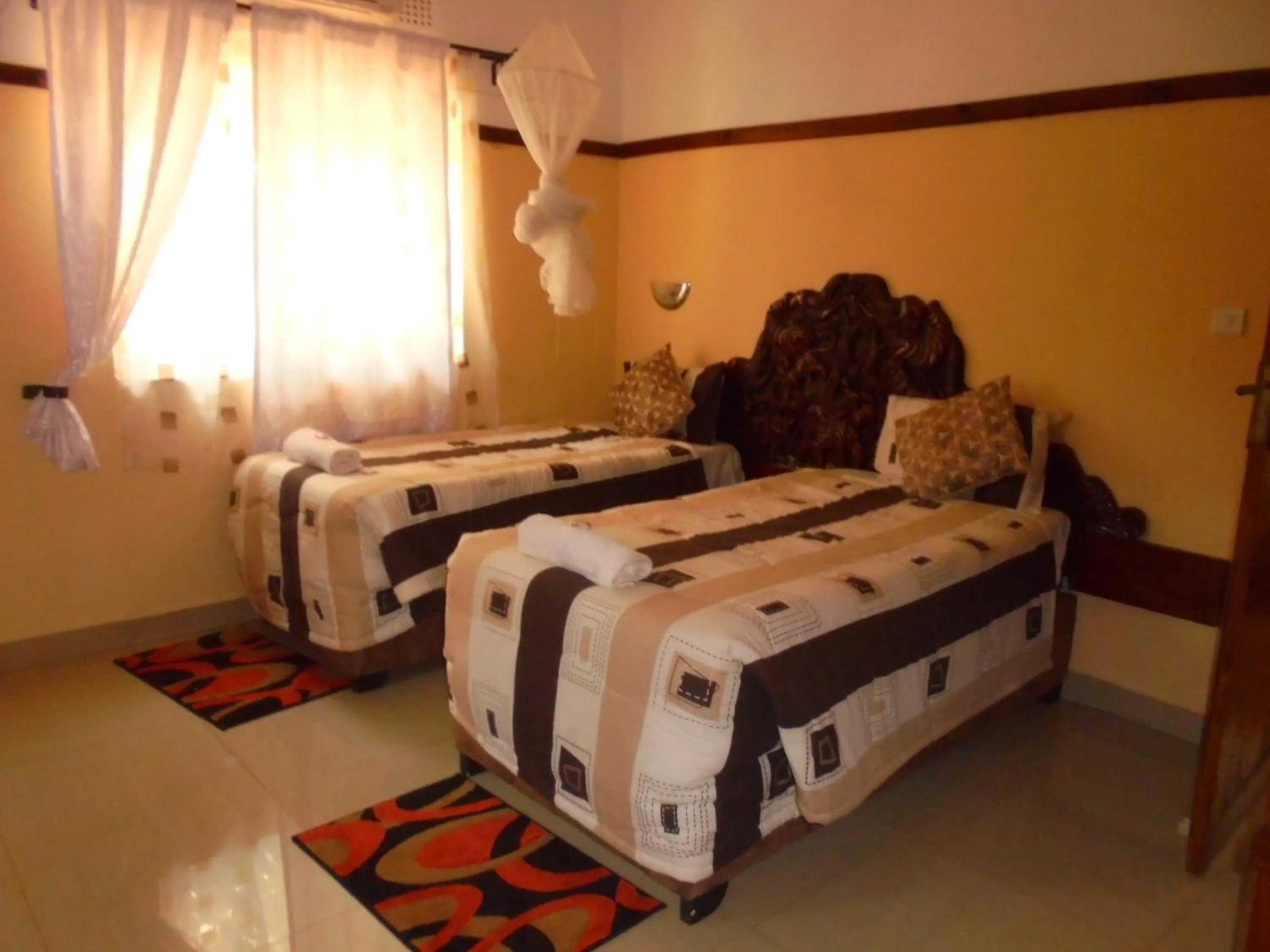 Photo of the whole room, Bed in White Rose Lodge