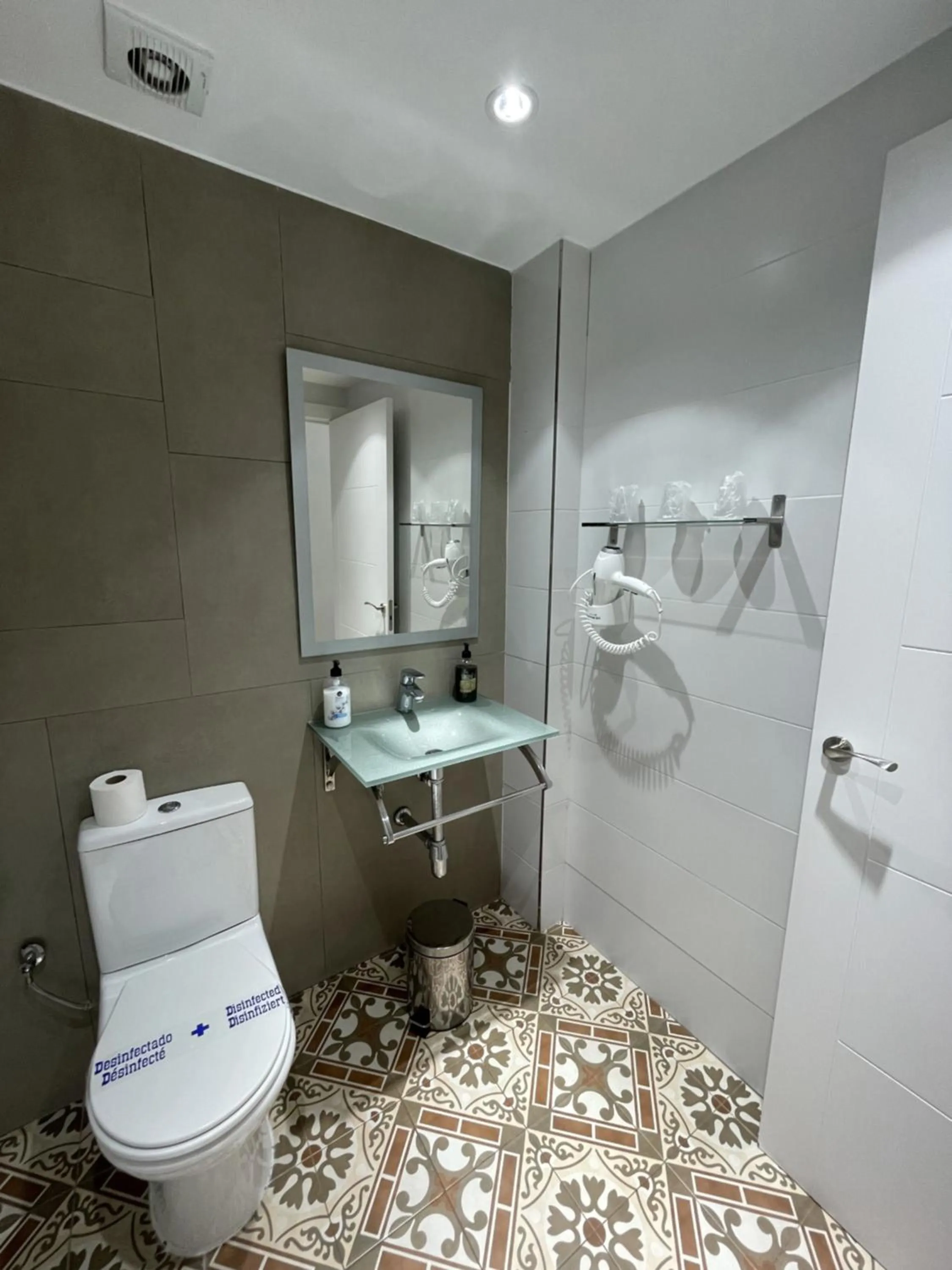 Bathroom in Hostal Nova Barcelona