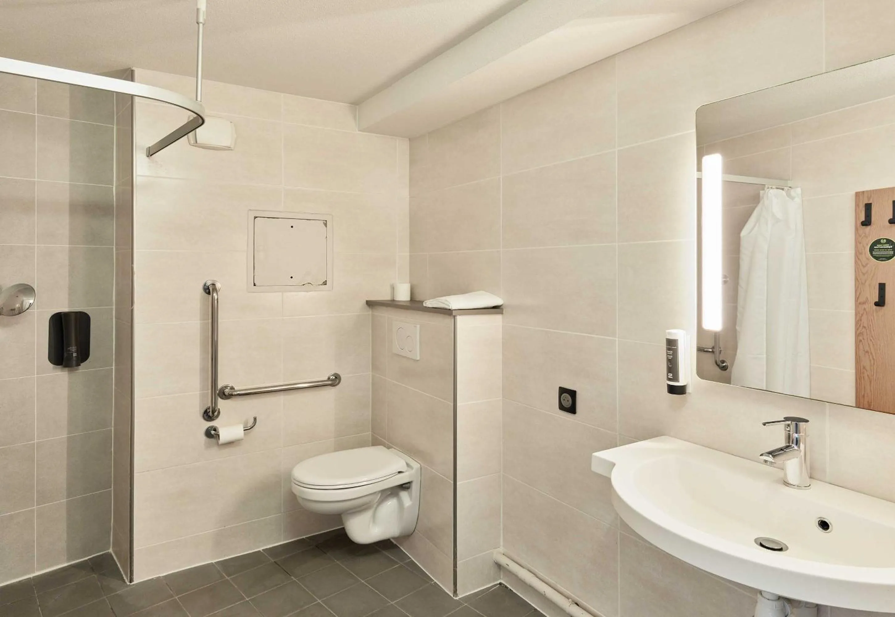 Bathroom in B&B HOTEL Paris Romainville Noisy-le-Sec