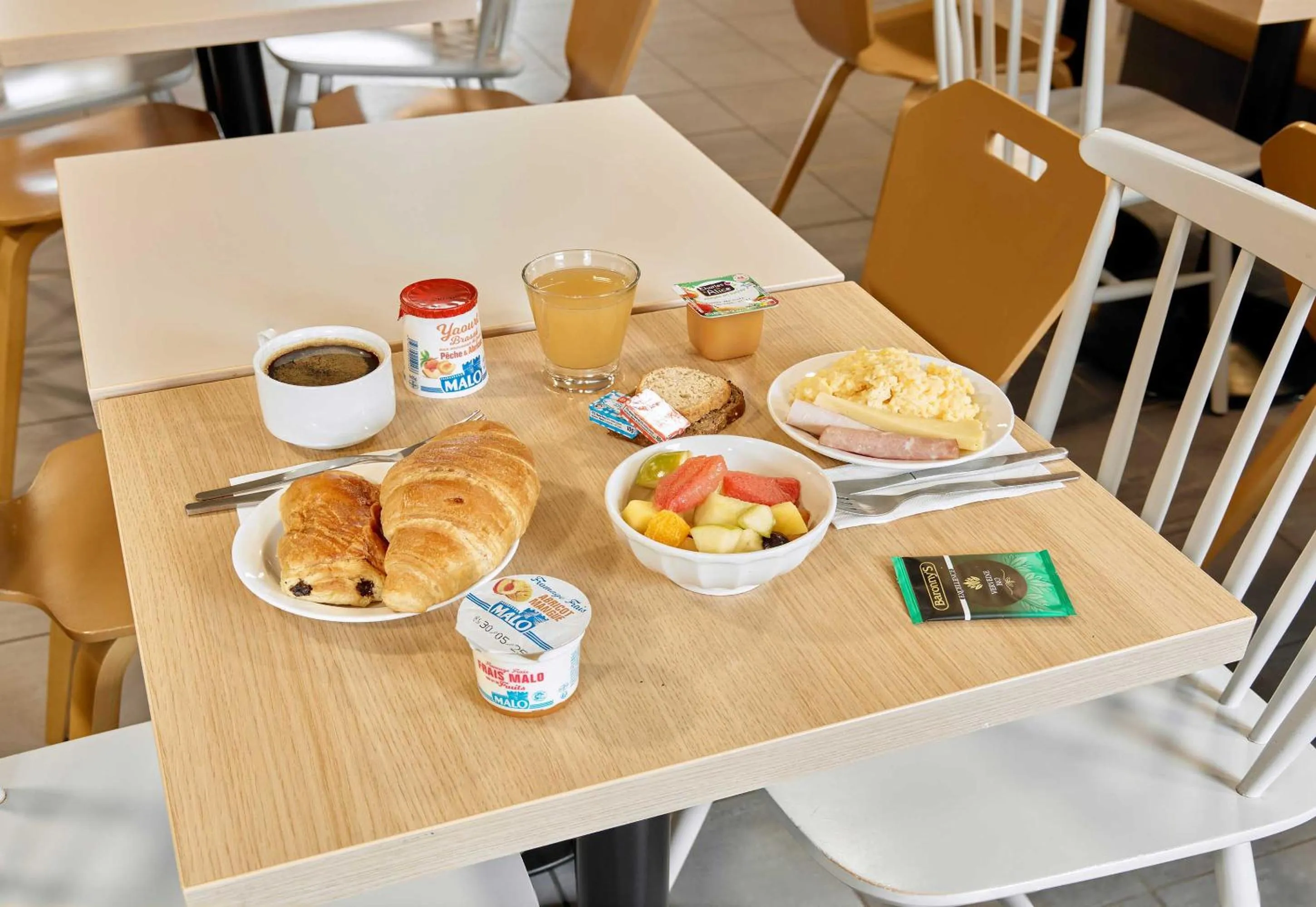 Breakfast in B&B HOTEL Paris Romainville Noisy-le-Sec