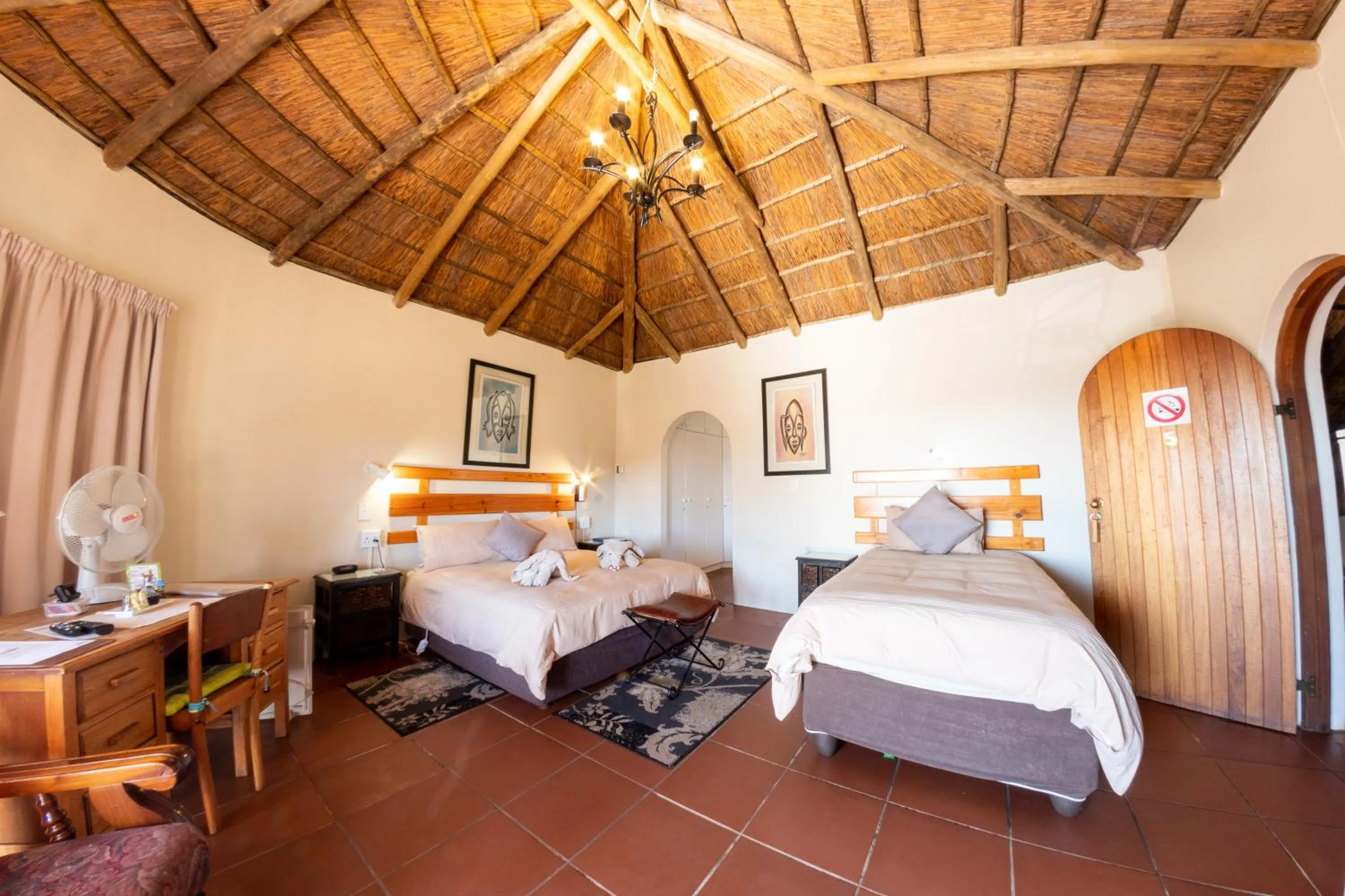 Bedroom, Bed in Maclear Manor
