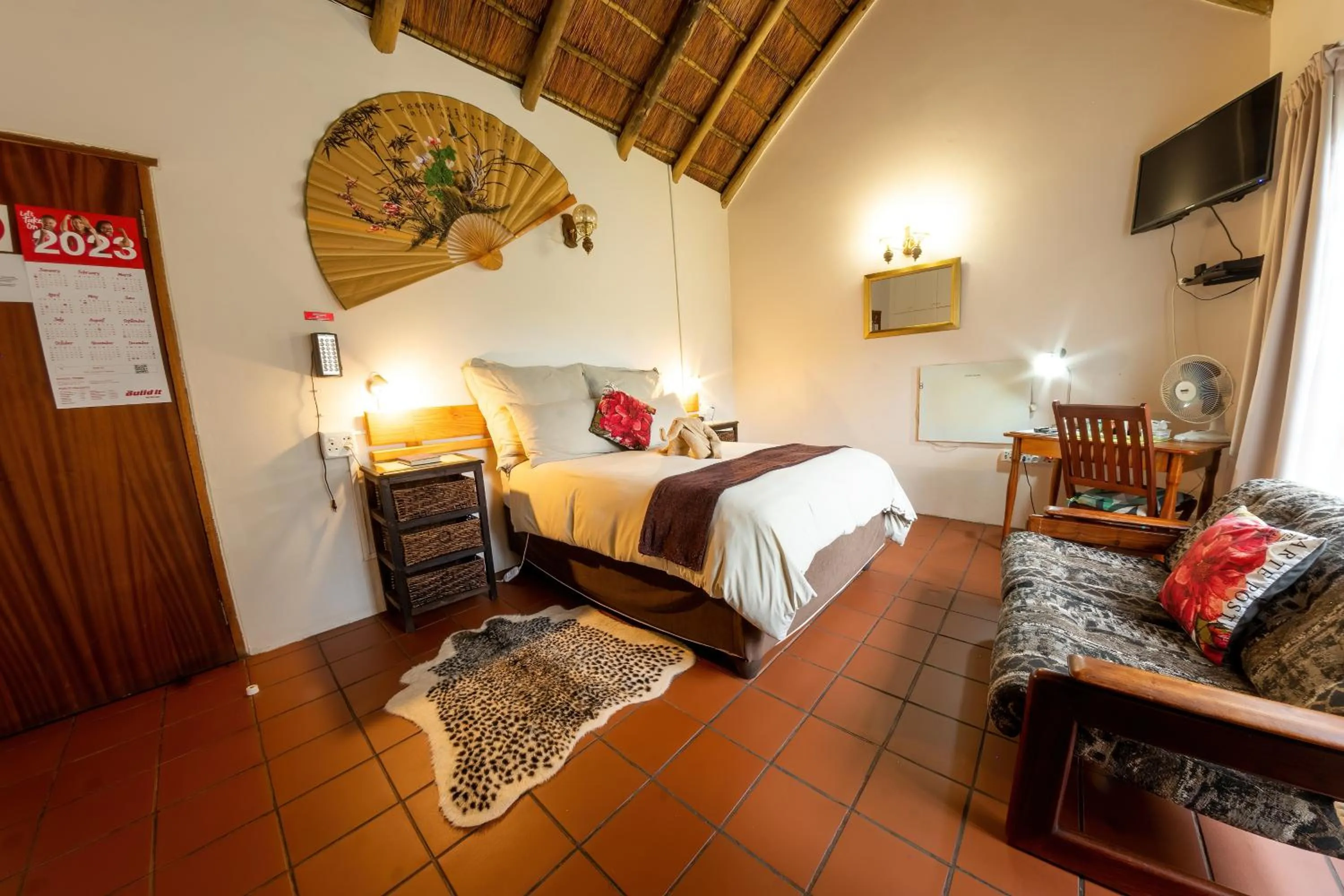 Photo of the whole room, Bed in Maclear Manor