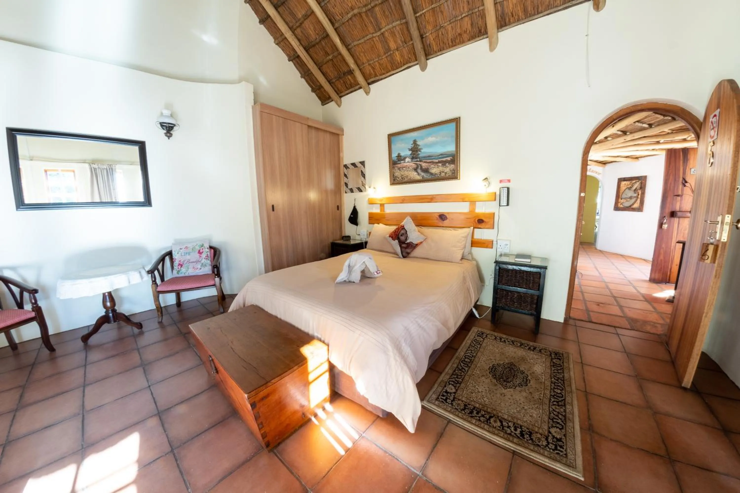 Bedroom, Bed in Maclear Manor