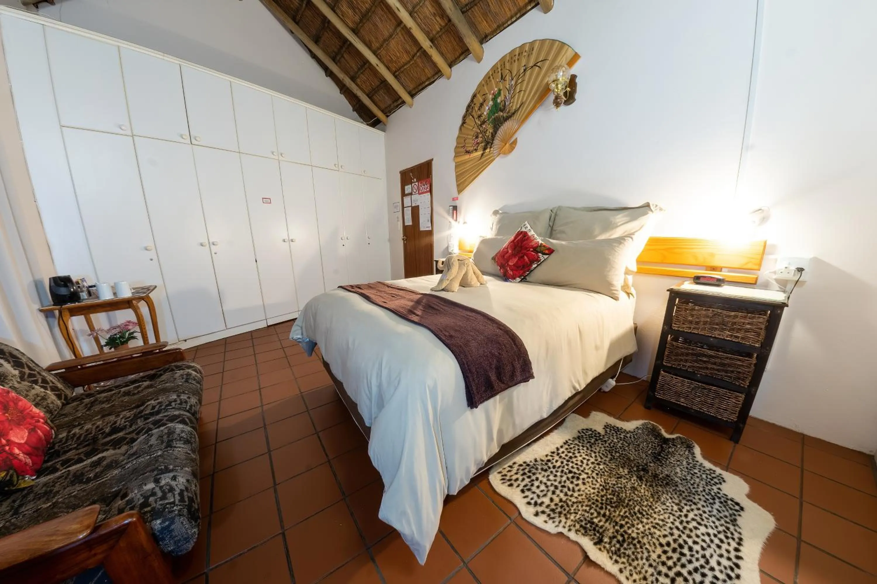 Photo of the whole room, Bed in Maclear Manor