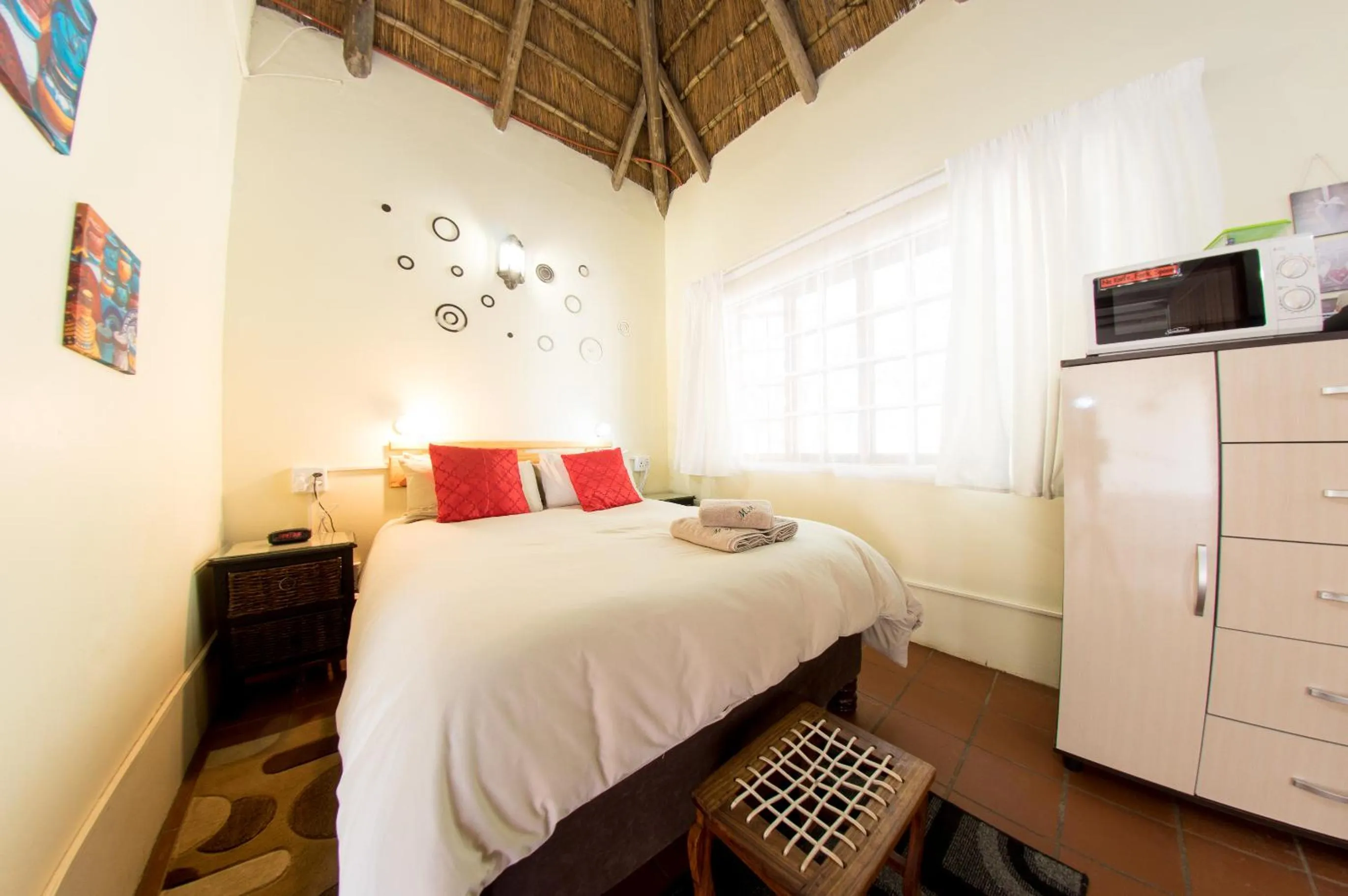 Bedroom, Bed in Maclear Manor