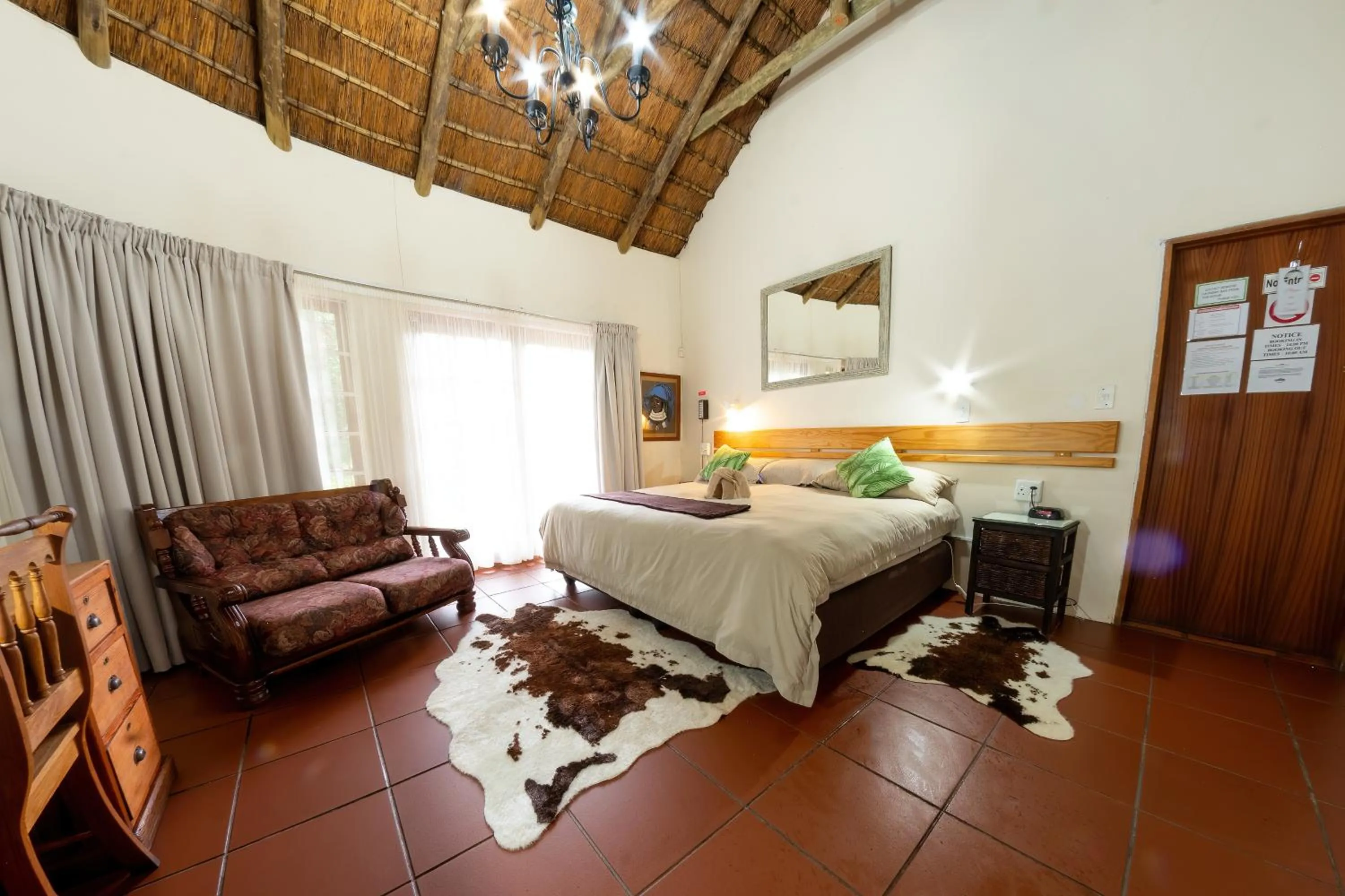 Bedroom, Bed in Maclear Manor