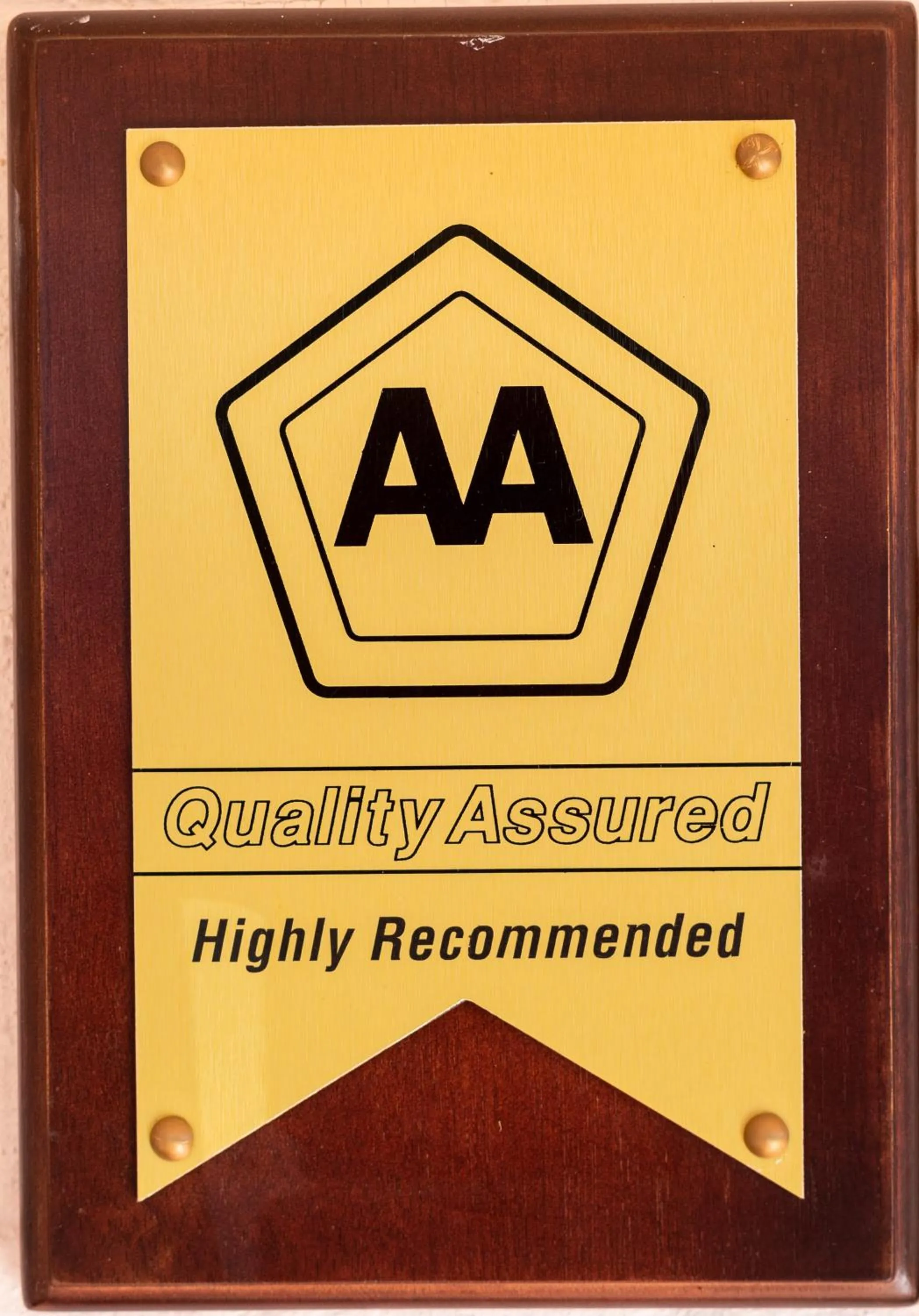 Logo/Certificate/Sign in Maclear Manor