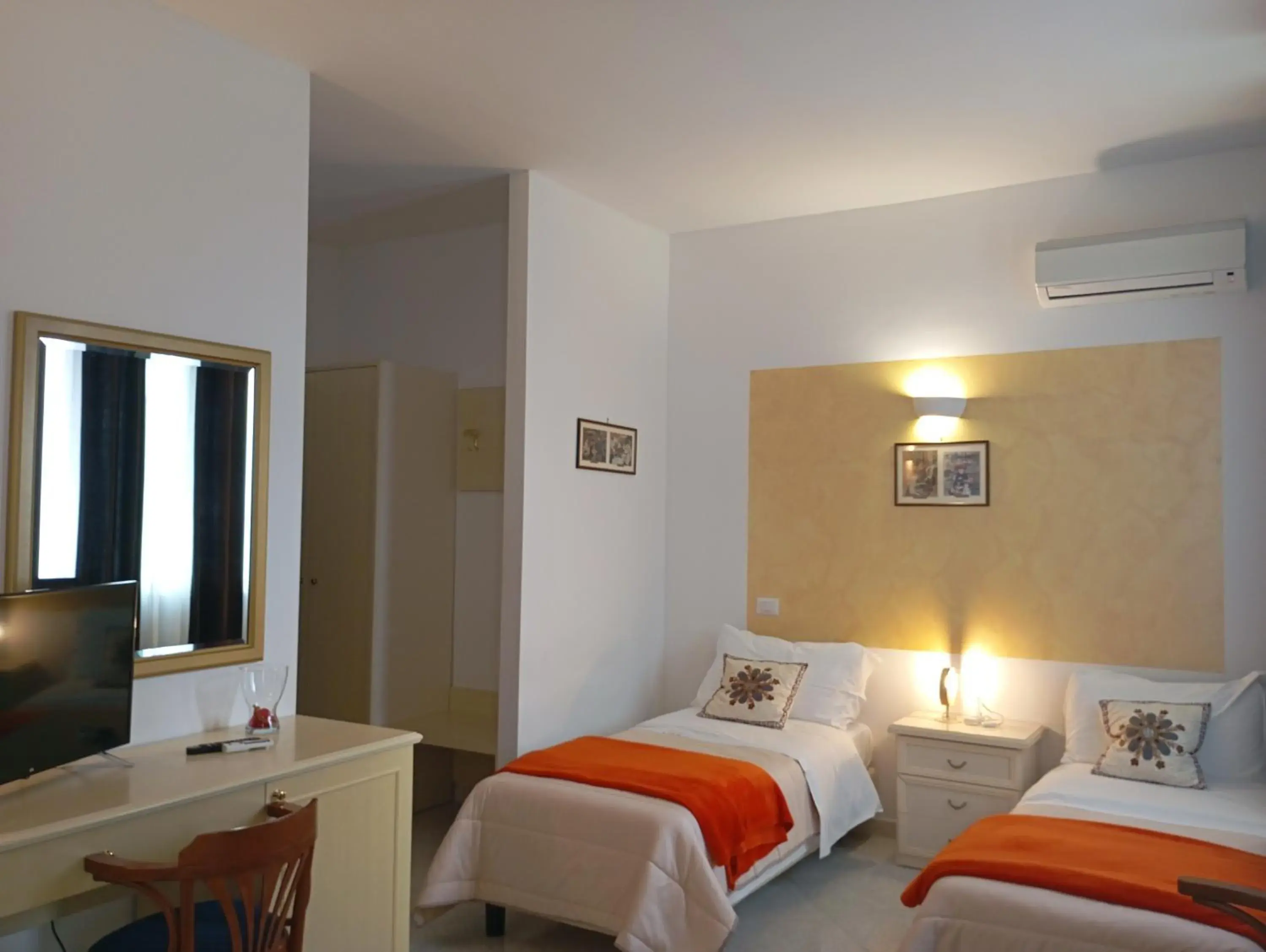 Quadruple Room with Bathroom in B&B la Maison Quadruple Room with Bathroom in B&B la Maison