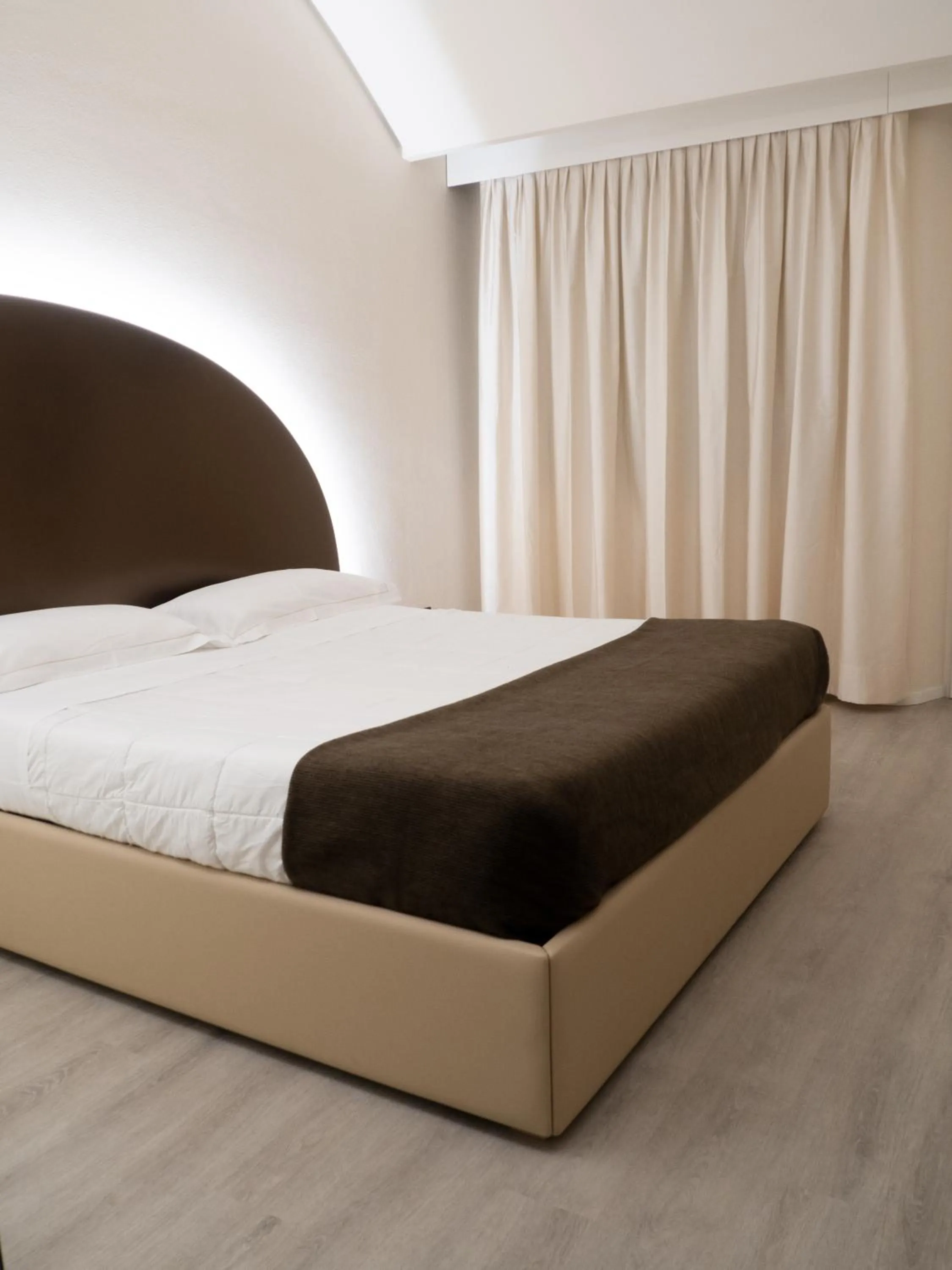 Bed in Dealuna Motel