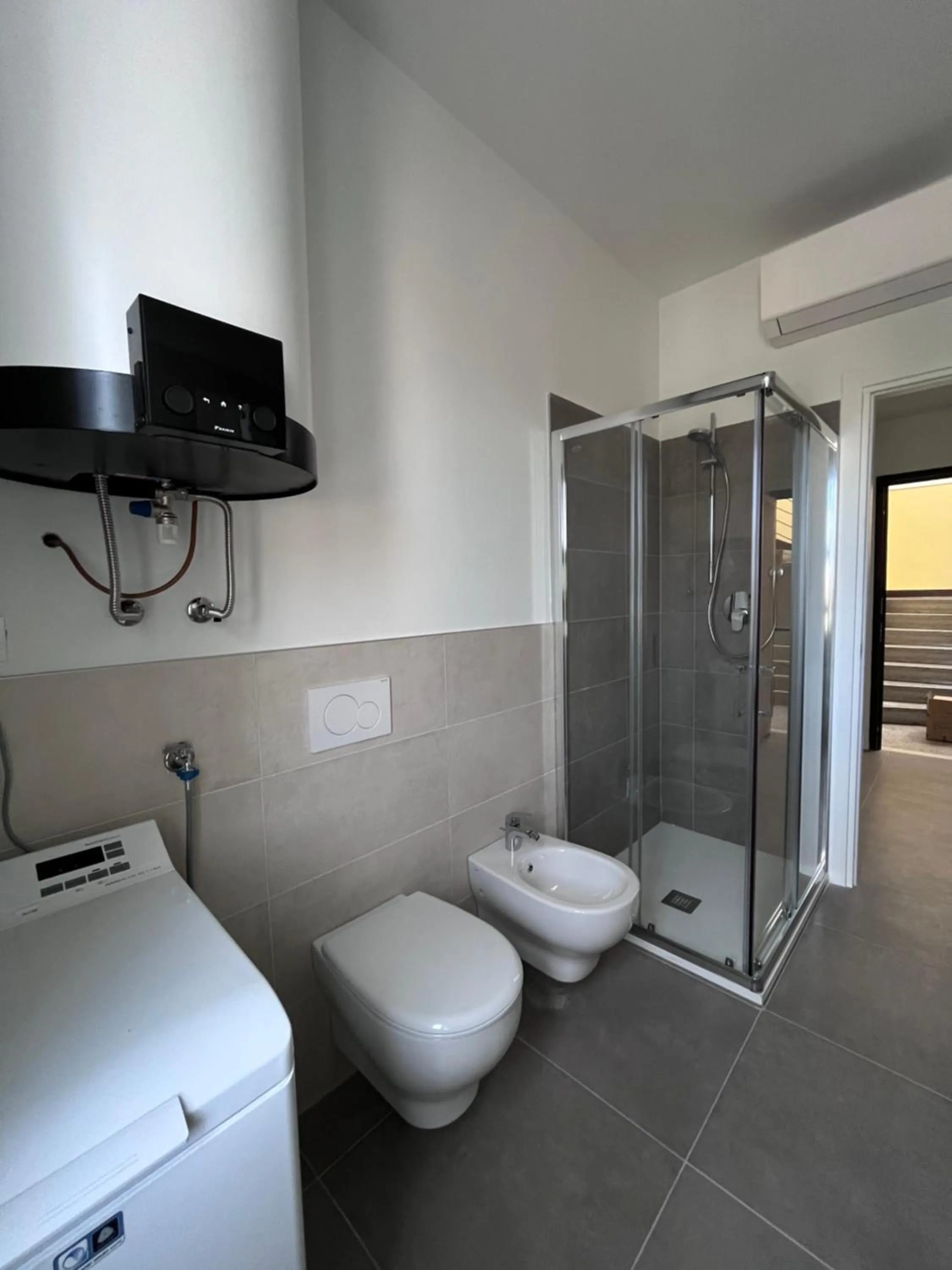 Shower in Dealuna Motel