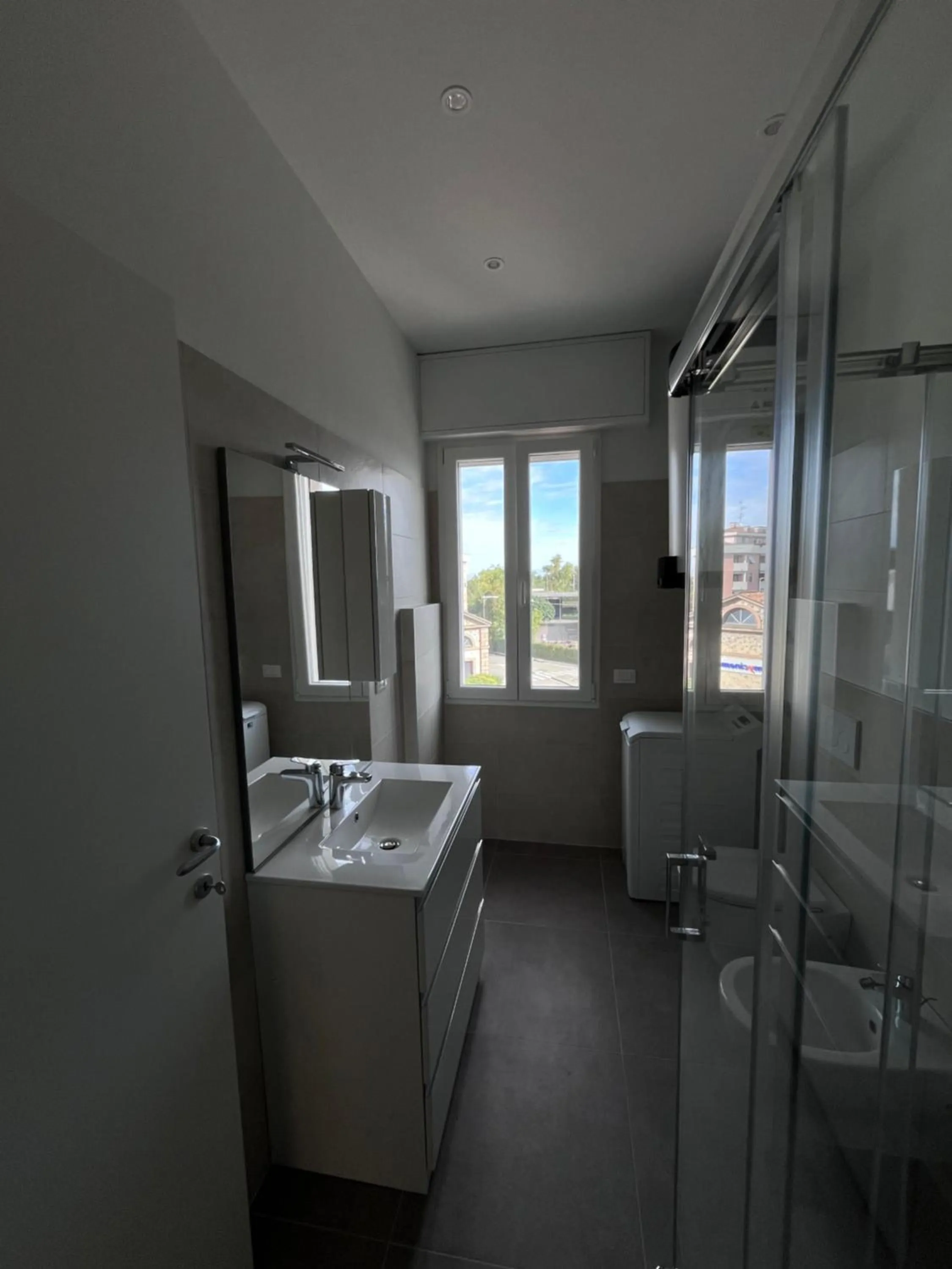 Shower in Dealuna Motel