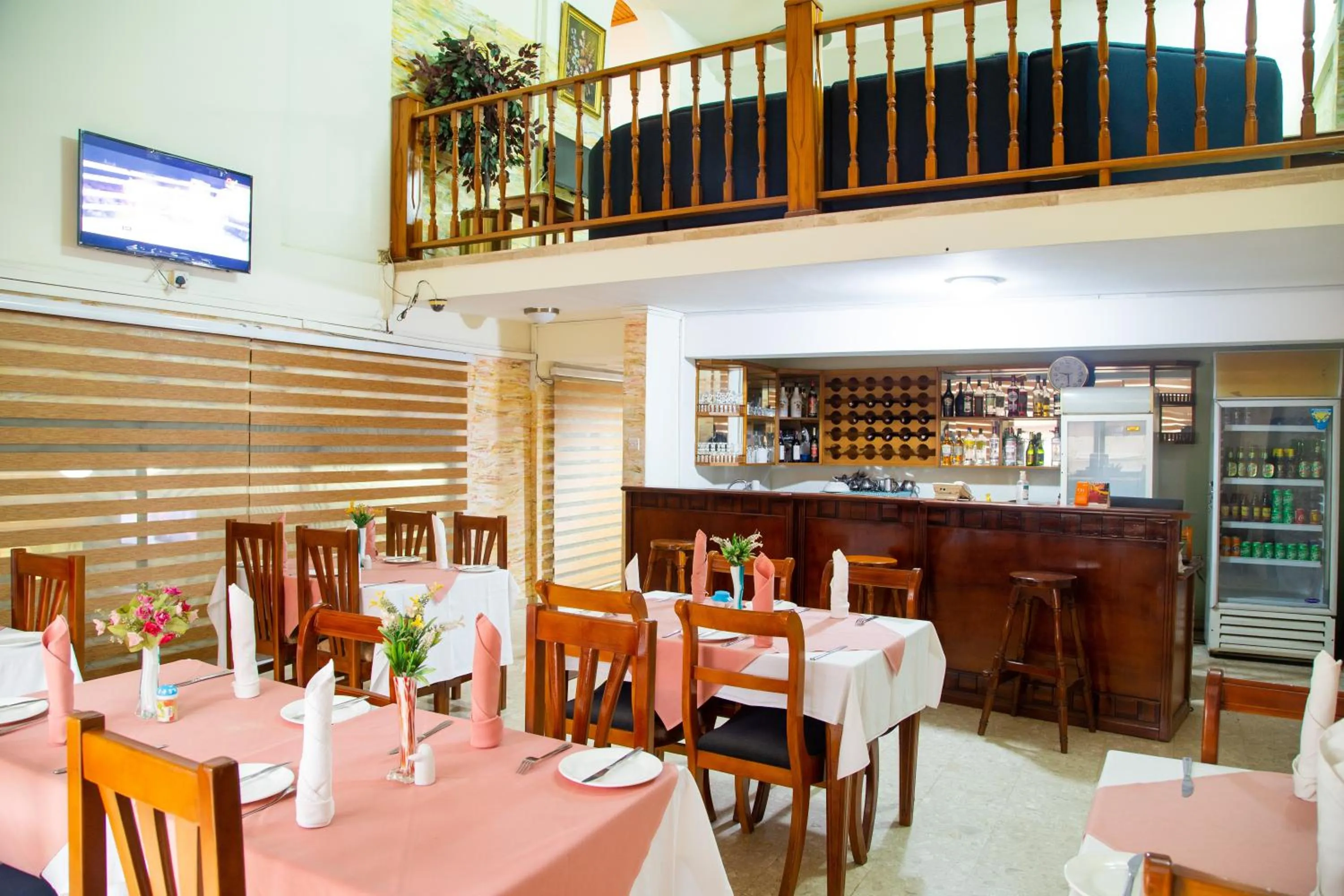 Restaurant/places to eat in Sam's Cottage Hotel