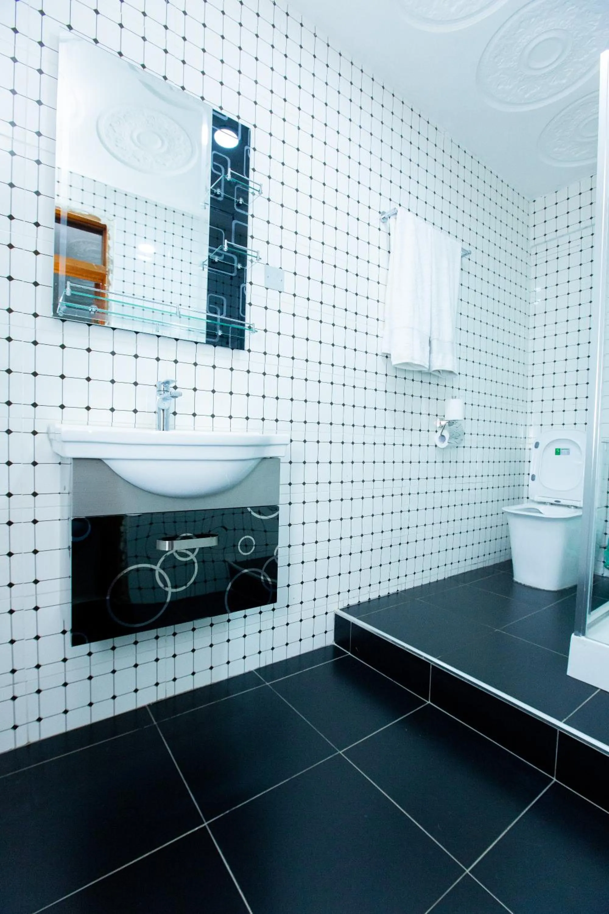Bathroom in Sam's Cottage Hotel