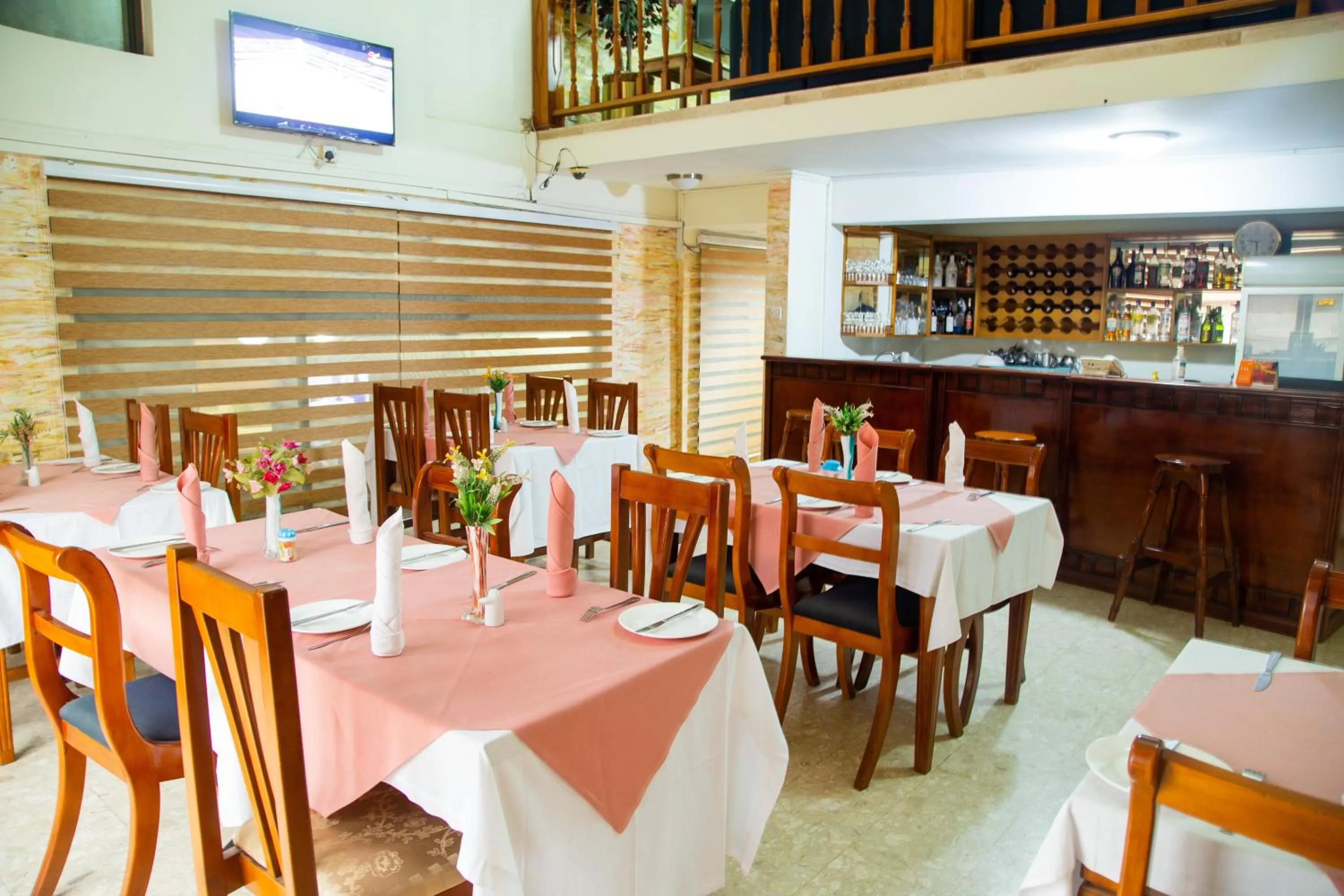 Restaurant/places to eat in Sam's Cottage Hotel