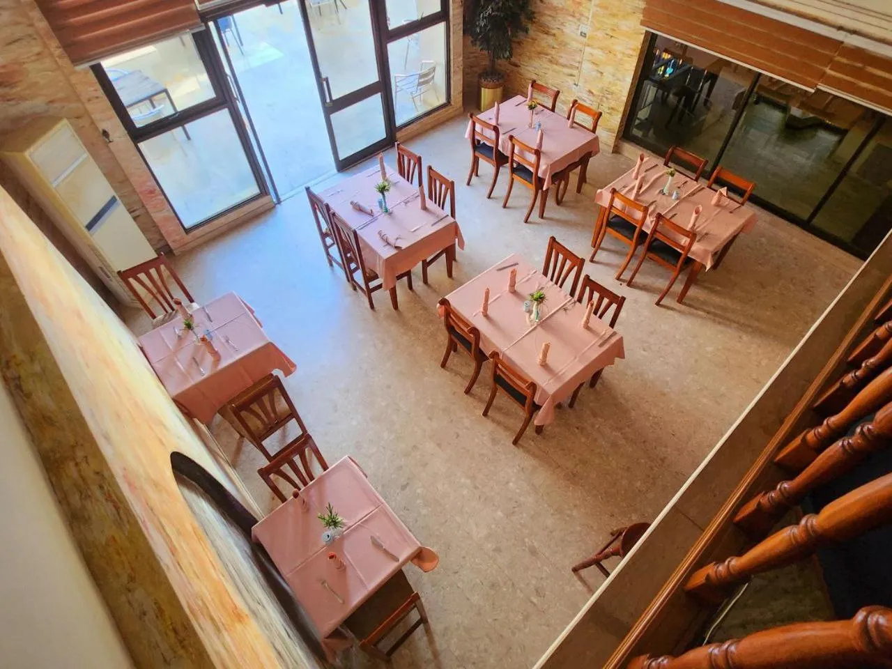 Restaurant/places to eat in Sam's Cottage Hotel