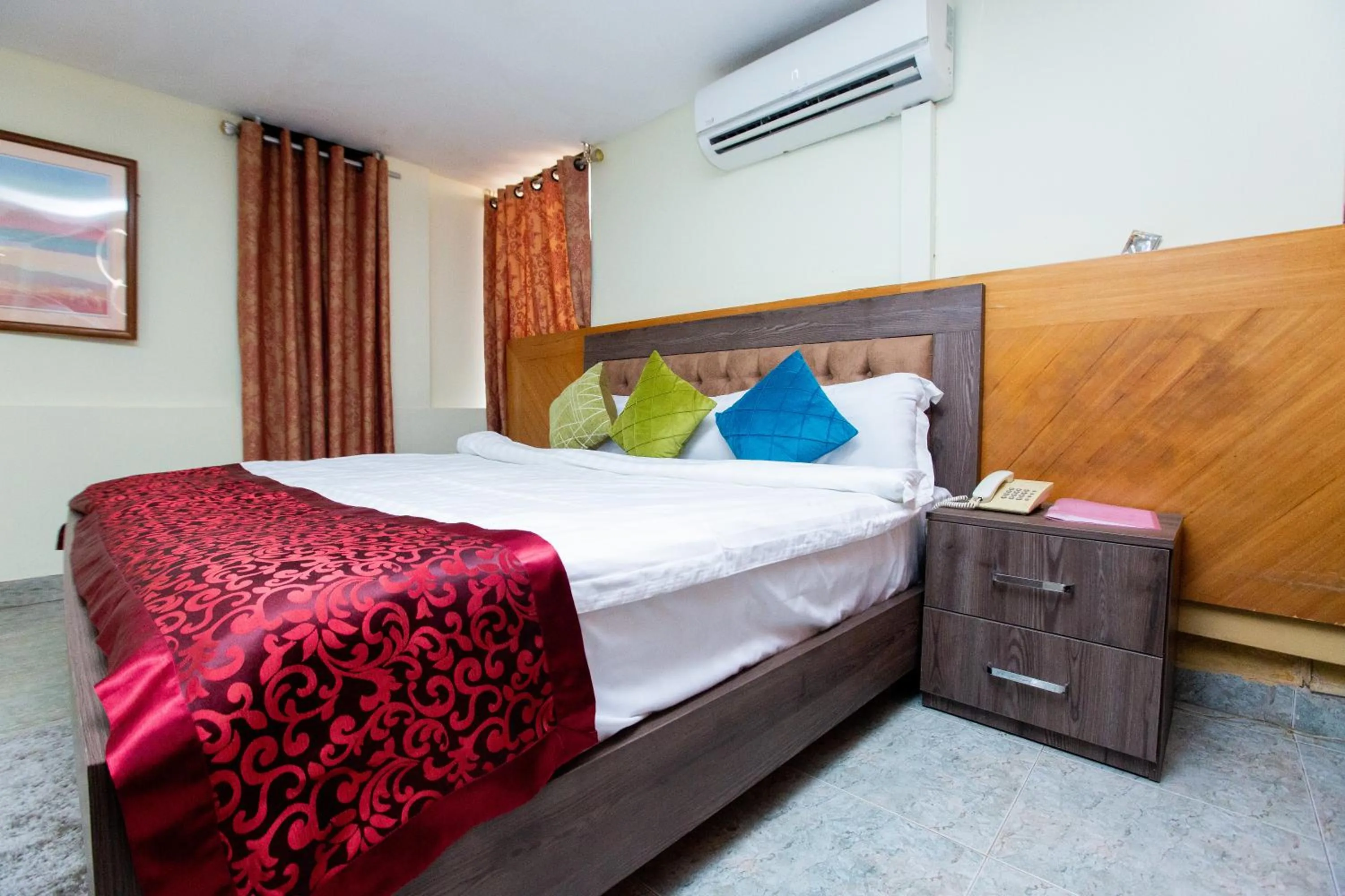 air conditioner, Bed in Sam's Cottage Hotel