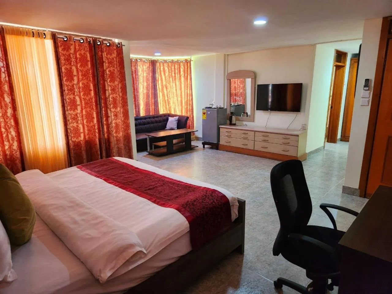 Communal lounge/ TV room, Bed in Sam's Cottage Hotel