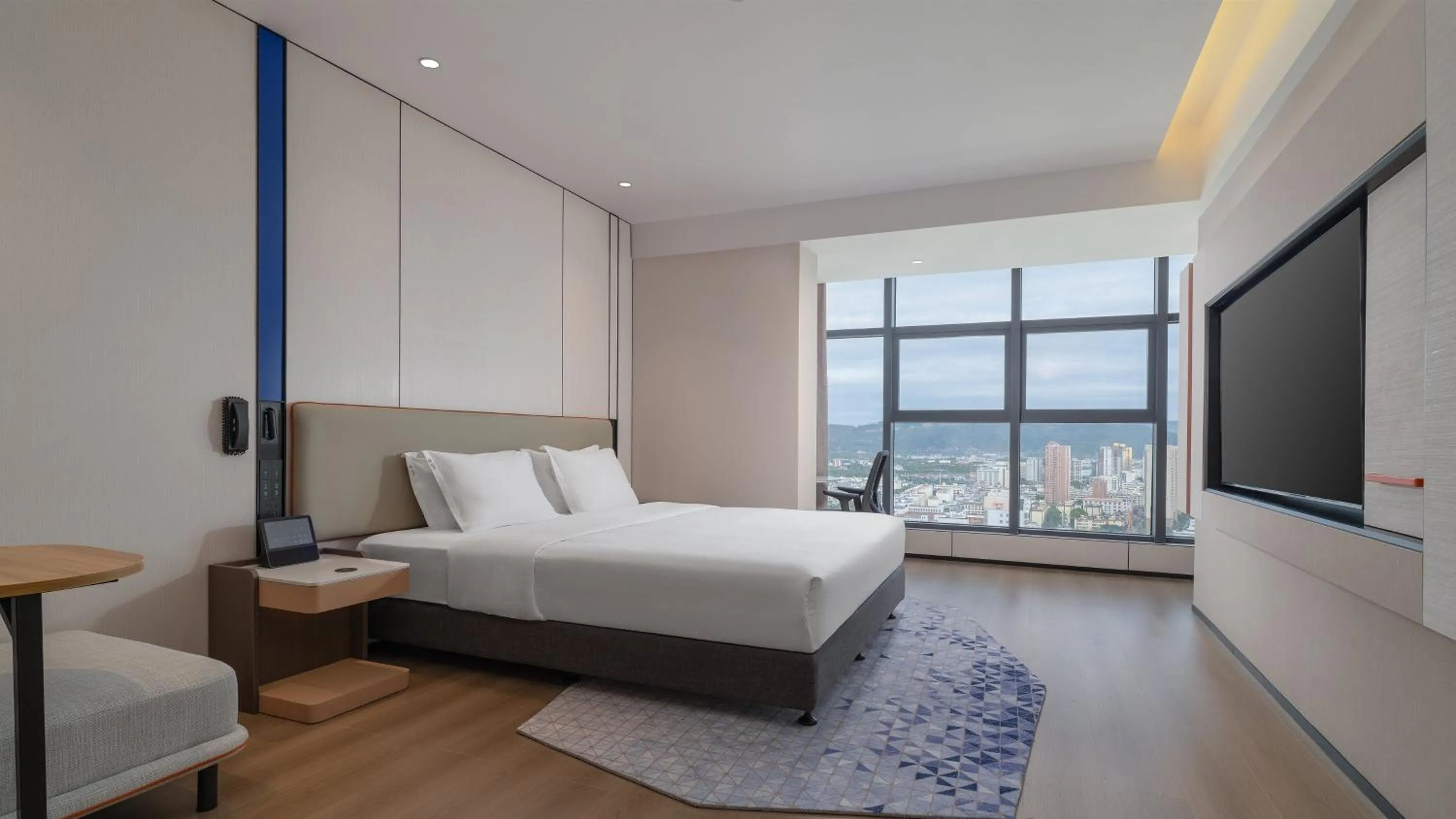 Photo of the whole room, Bed in Holiday Inn Express Kunming Yiliang Center by IHG