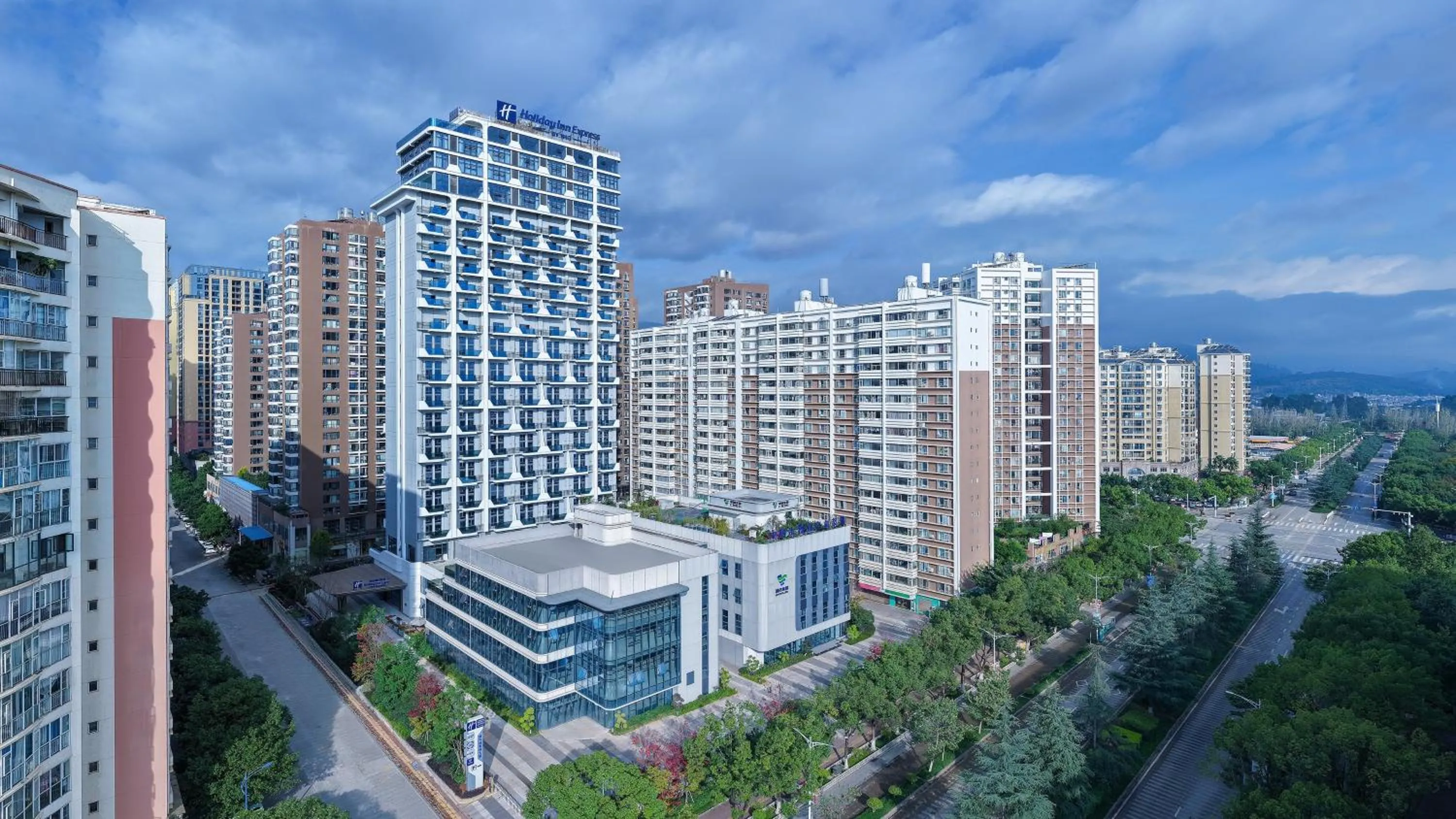 Property building in Holiday Inn Express Kunming Yiliang Center by IHG