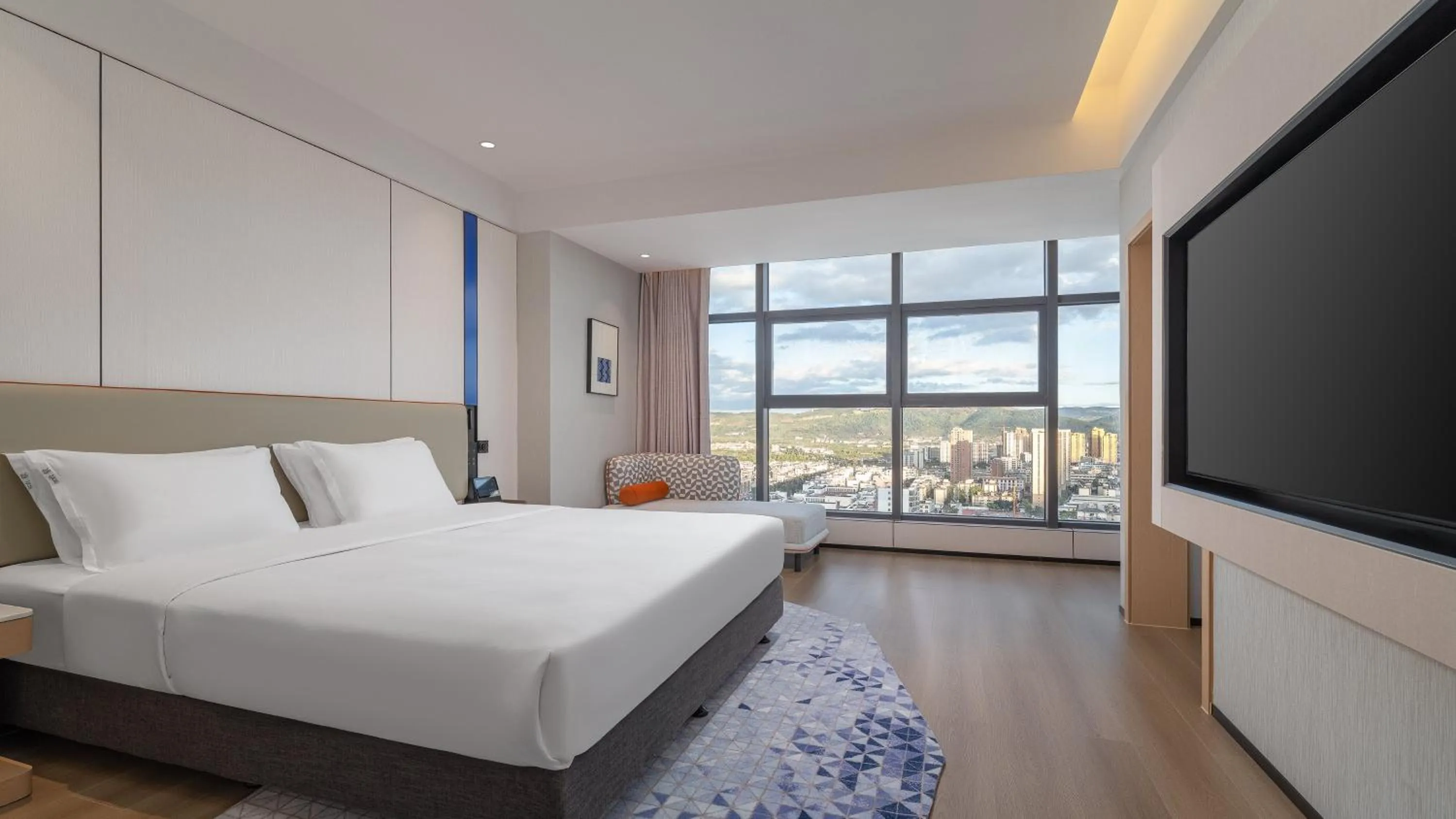 Photo of the whole room, Bed in Holiday Inn Express Kunming Yiliang Center by IHG