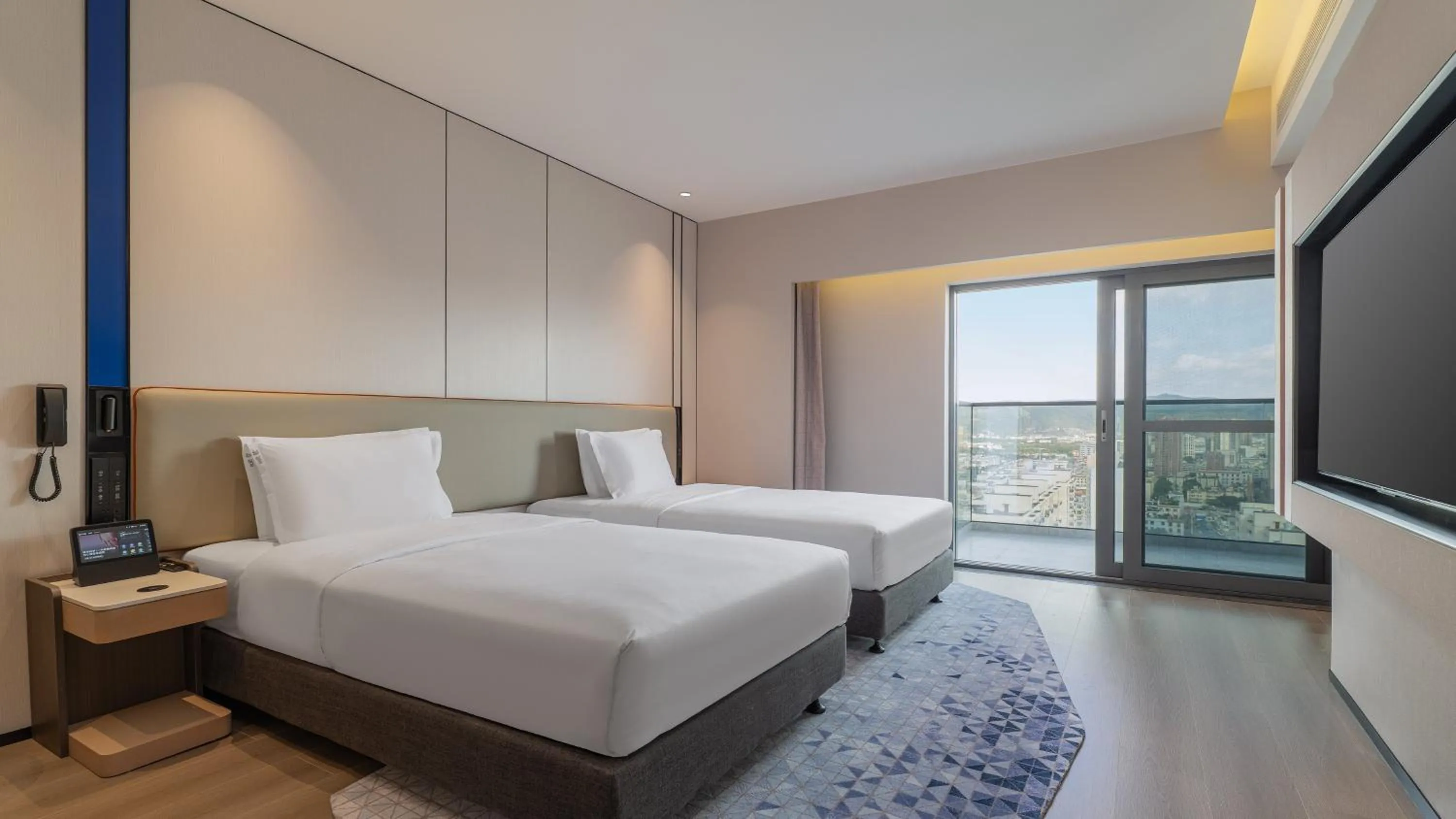 Photo of the whole room, Bed in Holiday Inn Express Kunming Yiliang Center by IHG