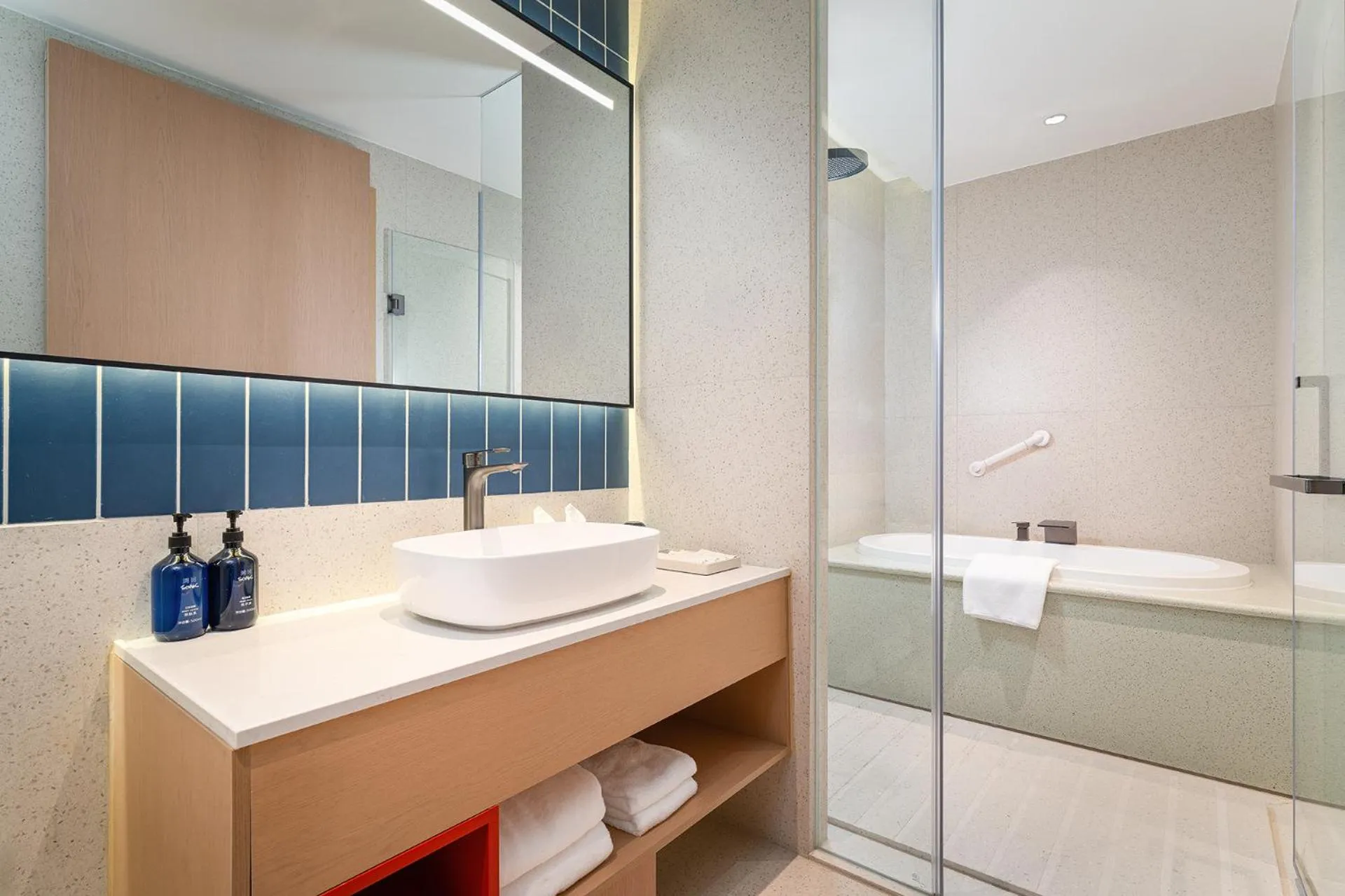 Bath in Holiday Inn Express Kunming Yiliang Center by IHG