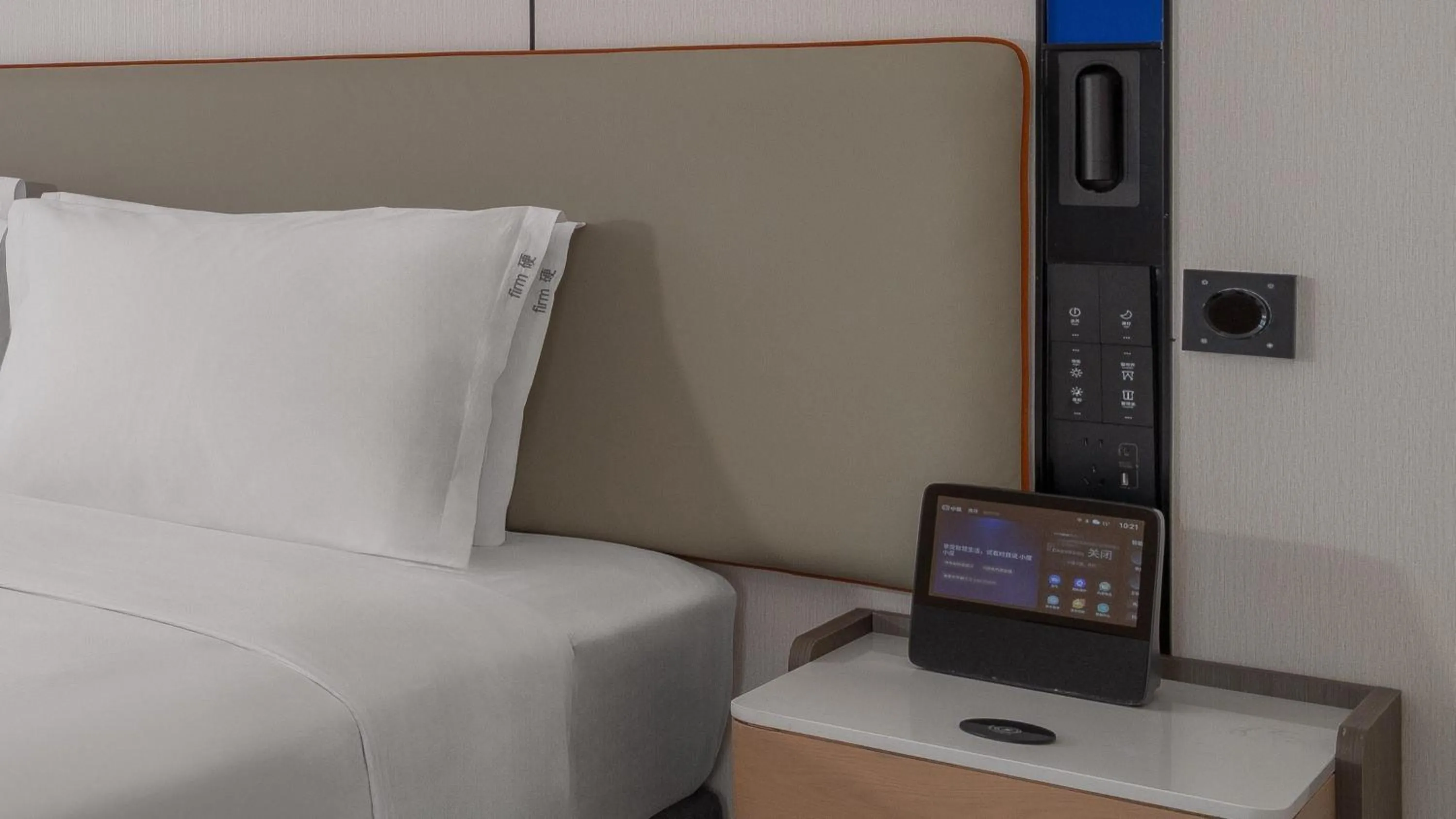 Photo of the whole room, Bed in Holiday Inn Express Kunming Yiliang Center by IHG