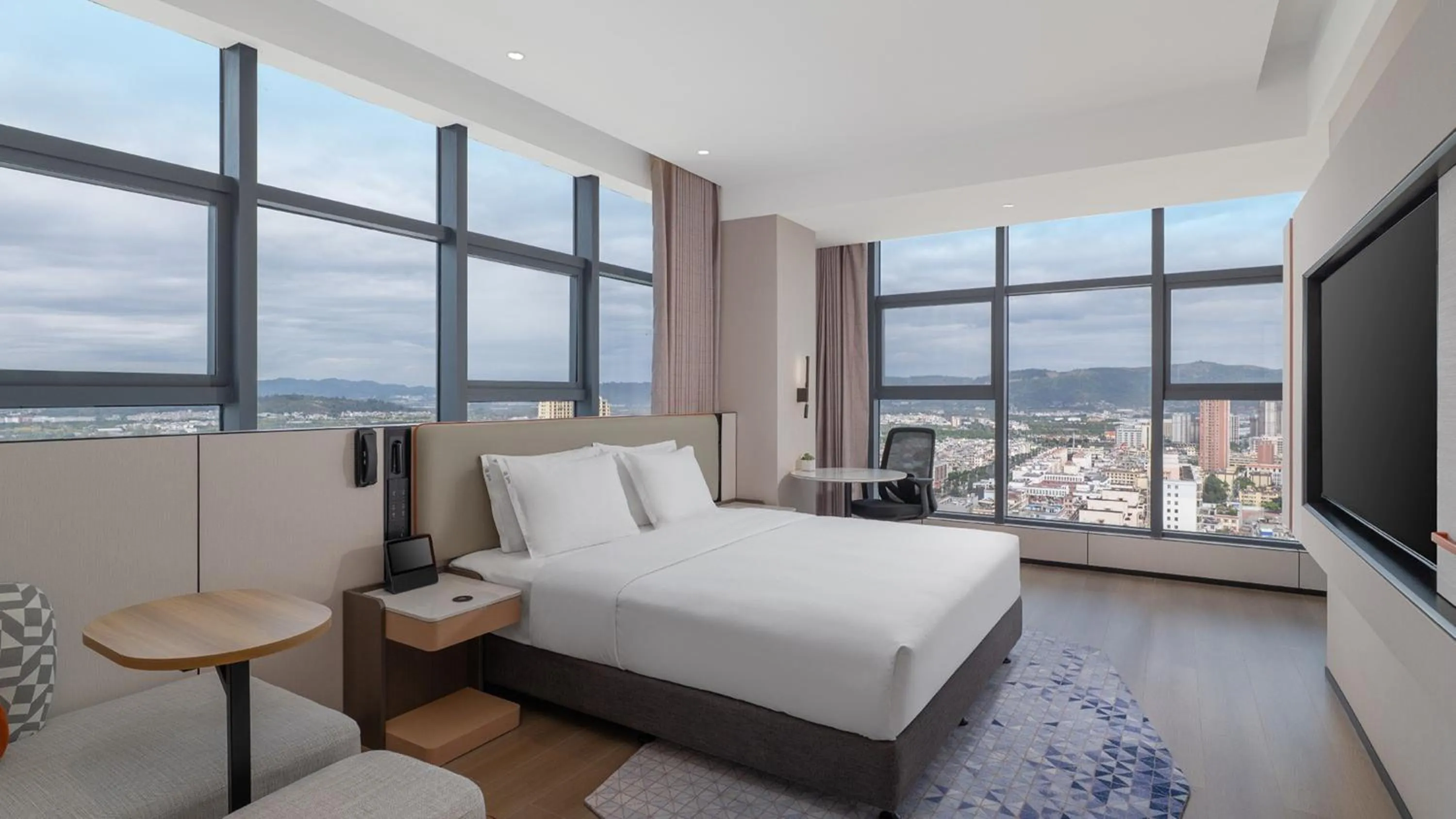 Photo of the whole room, Bed in Holiday Inn Express Kunming Yiliang Center by IHG