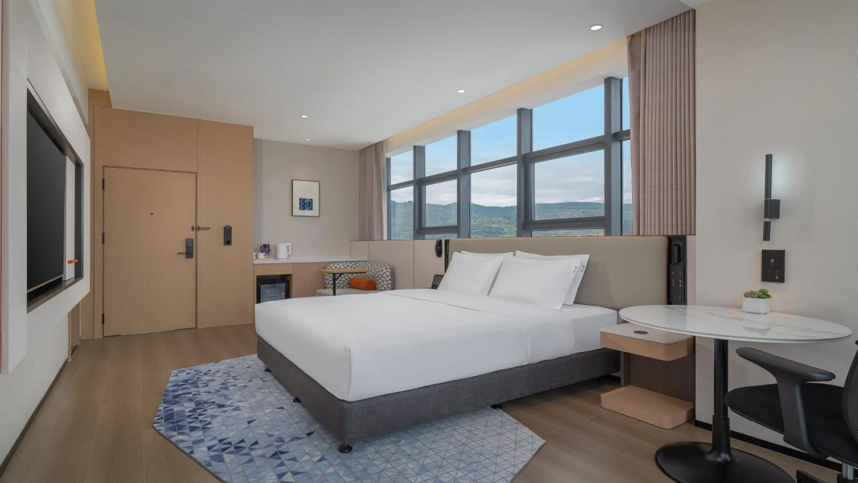 Photo of the whole room, Bed in Holiday Inn Express Kunming Yiliang Center by IHG