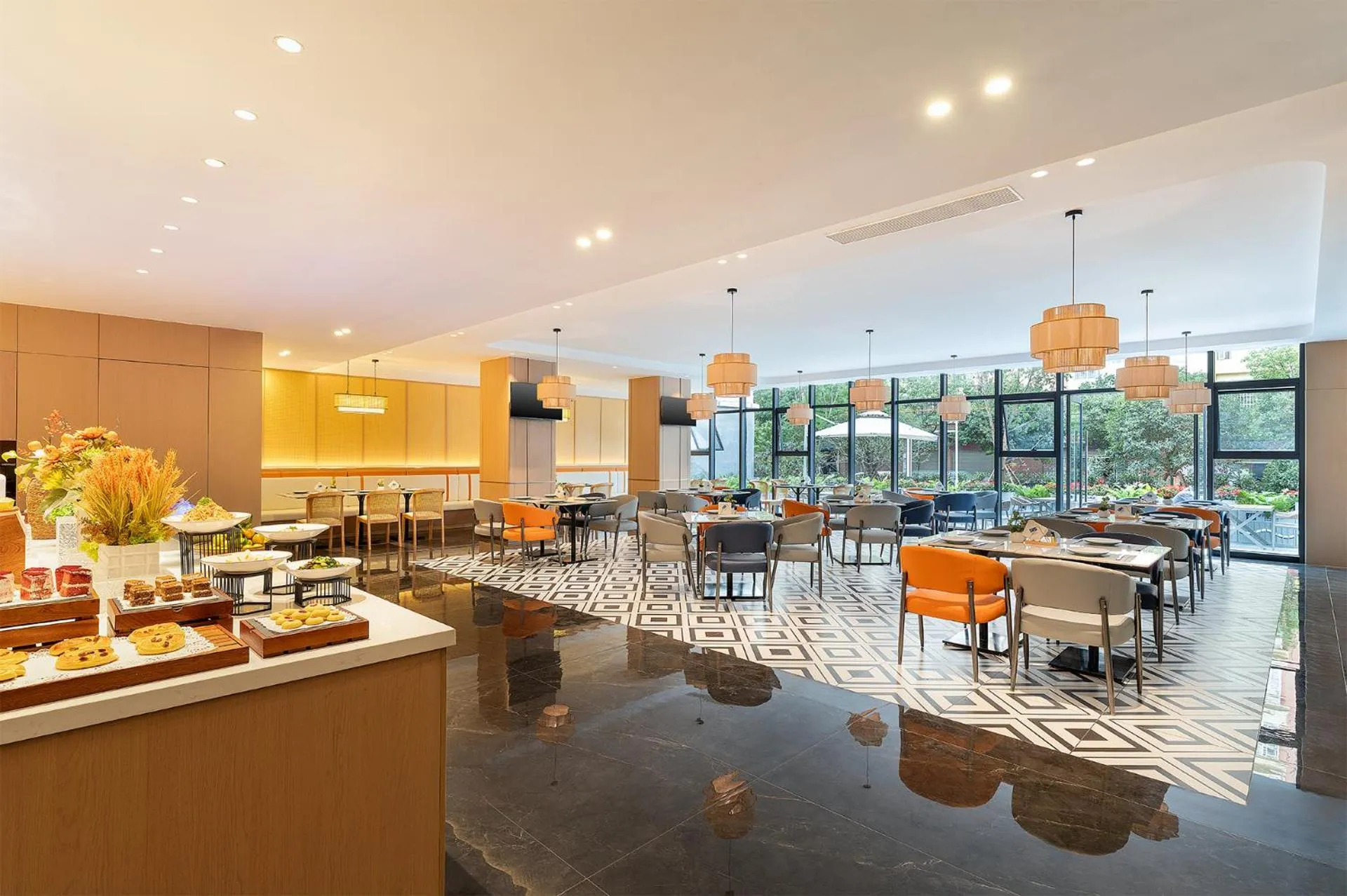 Restaurant/places to eat in Holiday Inn Express Kunming Yiliang Center by IHG