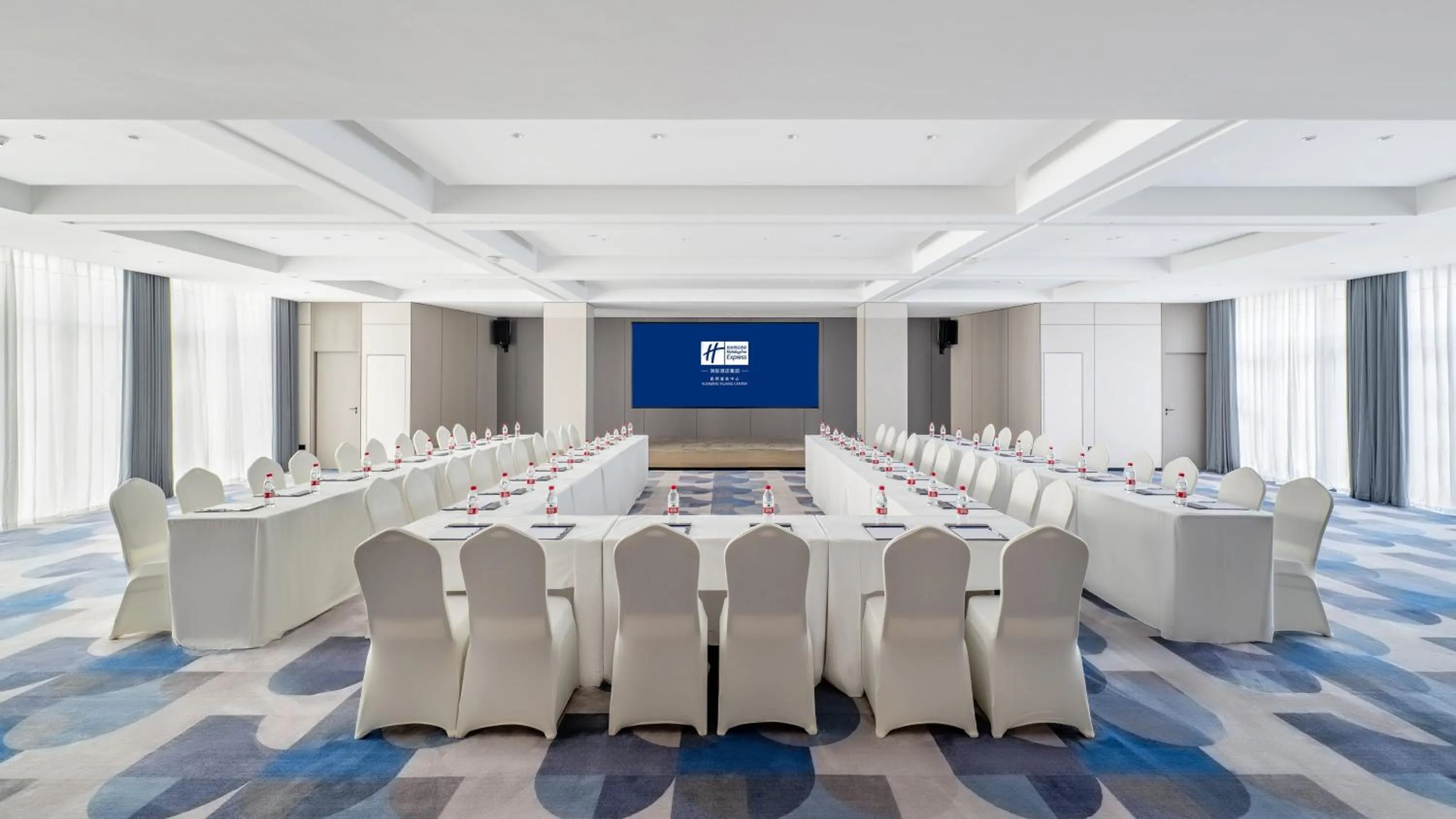 Meeting/conference room in Holiday Inn Express Kunming Yiliang Center by IHG