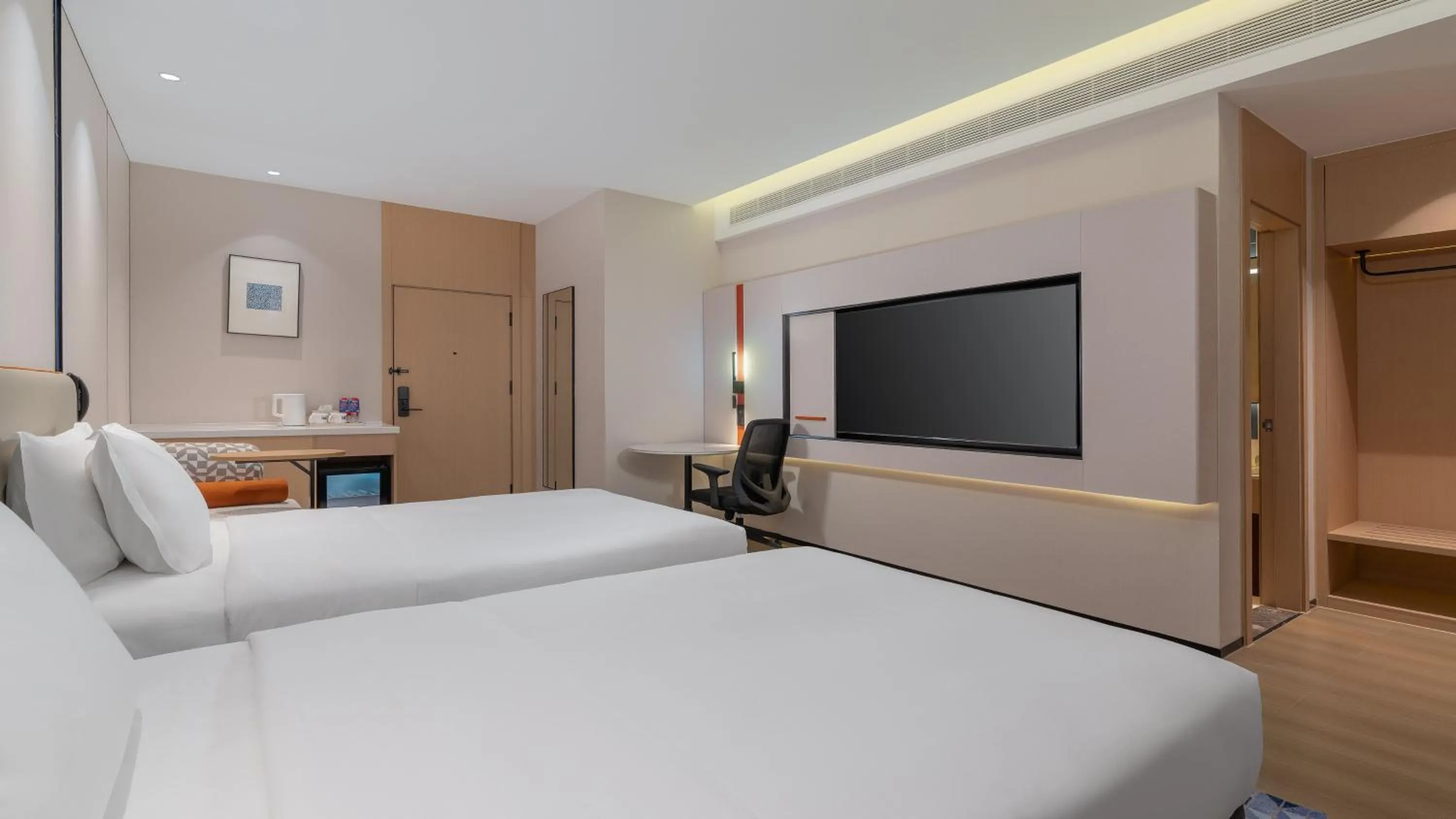 Photo of the whole room, Bed in Holiday Inn Express Kunming Yiliang Center by IHG